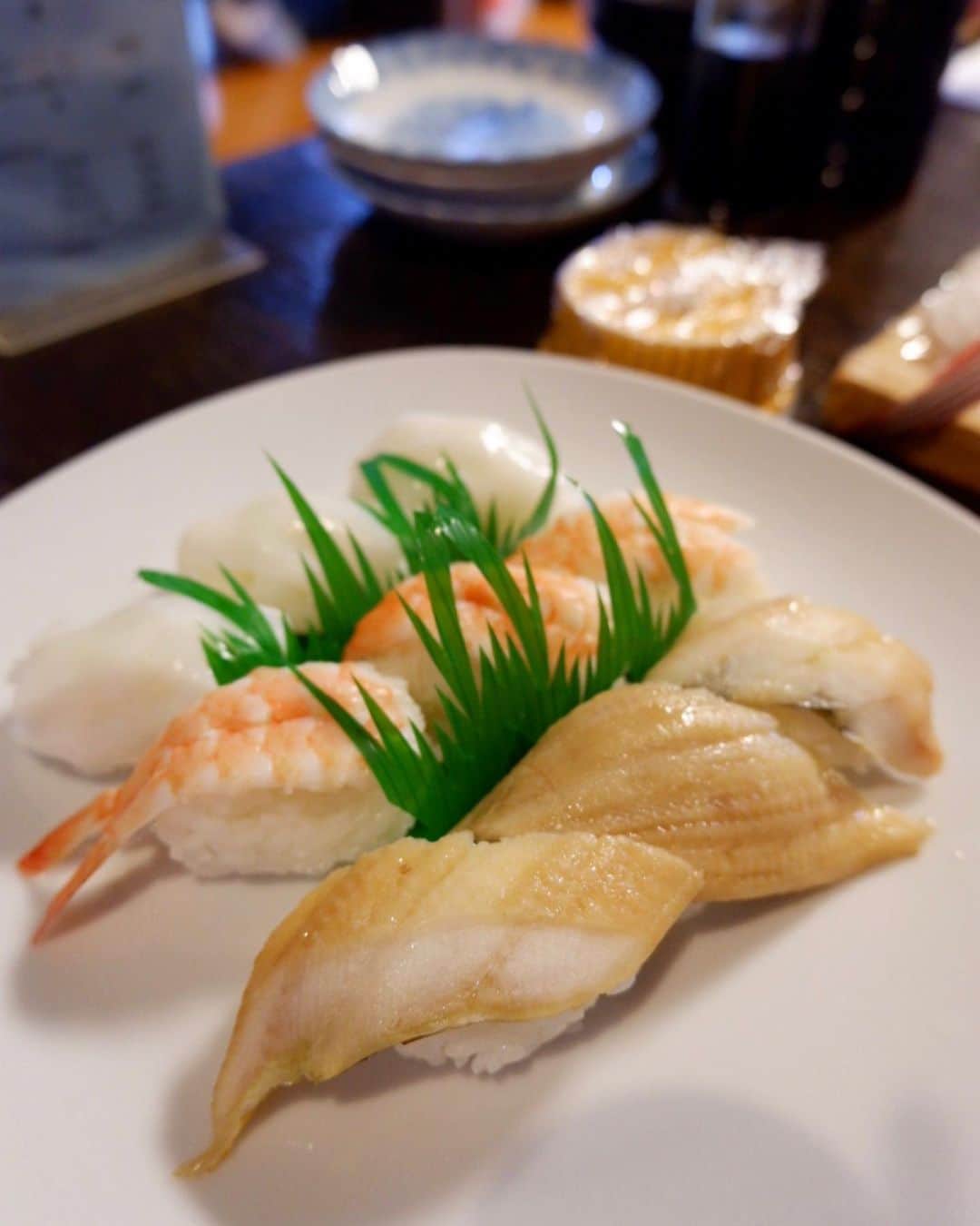 かおしさんのインスタグラム写真 - (かおしInstagram)「お仕事で東京から島根に長めの出張中のヨシコさん(@yoshiko__445 )。 そのヨシコさんが先日postしていたこちらのお店【漁師料理 活海(かつみ)】さん。 ここに行きたくて、ぶらり#かおし旅 🚞 ・ 初めての島根県大田市。 ちなみに読み方は「おおたし」ではなく「おおだし」。 大田市駅のバスセンターから1日2本のバスに乗り、数駅行ったところの鳥井というバス停まで。 バスは私たち3人しか乗客がおらず、運転手さんとお喋りしながら楽しく移動🚌💨 運転手さんが会話の中でふいに「ゴーグルある？」と言うので、「海辺の街だけど、ゴーグル🥽を何に使うんだろう？？」悩む私たち🤔 が、しばらく「？？」のやり取りをした後、ふいに気付く。 運転手さんは「グーグル(マップ)」のことを言っていた😂 可愛い😂💕 ・ そしてゴーグル(笑)で無事たどり着いた活海さん🏮 こちらは、大将が漁師さんから仕入れた海鮮を、お安く、お腹いっぱい食べさせてくれるお店。 ・ まずは舟盛りならぬ#板盛り のお刺身がドドーン‼️(pic①) ホウボウ、イシダイ、ノドグロ、ノドグロ炙り、金目鯛、カサゴ、サザエ、雲丹… えっと、女性3人組のお刺身盛りデスヨネ？😂 ボリュームに驚きつつも、めちゃくちゃ美味しいのでかなり食べたのだけれど、1/3くらいは食べ切れなくてお持ち帰りさせてもらいました😌 そして板盛りの他にも、 カメノテとバイ貝とボベ、めかぶ、茶碗蒸し(全部pic②) この日誕生日だったやんさん(@cminamide )にサービスで、前日に獲れたヒラメの昆布じめ(pic③) イカ、海老、アナゴのお寿司(pic④) プリップリの岩牡蠣(pic⑤) 1人1尾ずつノドグロの煮付け(pic⑥) さつま揚げみたいな漢字の、シャキシャキ野菜と鯵のつみれ(pic⑦) 金目鯛ともずくのしゃぶしゃぶ(pic⑧⑨⑩) これだけの料理がおまかせで出てきた‼️😳 板盛りとお鍋以外は全員に一皿ずつ😳 この内容でこのボリュームでこの新鮮さと美味しさなのに、料理は4000円😳 信じられない😳 そして、どの料理も素材がすごく美味しい上に、味付けも最高ときている😋 ・ お魚にも感動したのだけれど、衝撃的だったのはもずくのしゃぶしゃぶ🍲 もずくは養殖のイメージだった私。 隣の席から合流した底引き漁の船長さん(自称:海上サラリーマン)に、「この辺の海で養殖してるんですか？」と聞いたら、「何をバカなっ！ワッハッハ！」と大声で笑い飛ばされた😂 なんとそれは、船長さんの奥様が海で採ってきた天然の糸もずくだった😳 この、もずくのしゃぶしゃぶが、満腹なのに箸が止まらないくらい、本当に本当に美味しかった✨🥺 ・ 日本酒もたくさん飲んだ(3人とも酒飲み🍶)。 シェアするつもりで、日本酒を1合注文すると、普通に1合ずつグラスに注がれて全員にやってきてビックリ😂 そして、おかわりするごとにグラスの中のお酒の量が増えていき、最後の方は多分2合ずつくらい入っていた😂🍶 #開春 という島根の地酒がすごく美味しくて、おかわりが止まらない私たち😂 お店に4時間滞在して、ビールも飲んだけれど、日本酒を全部合わせたら、多分3人で3升くらいは全然飲んでいる😂 それだけ飲んで、会計が1人1万円😳 大将が「うちは料理じゃ儲けないから、たくさん飲んでくれて嬉しいわぁ。儲けさせてもらいました😆」とニコニコ笑っていた😂可愛い😂 いやいや、これだけ高級食材も食べてこんなにたくさん飲んだら、1万円でも安すぎるし😂 そして船長さんも「あんたら、まぁよく食べたな！これだけ食べたら天晴れだわ！」と褒めてくれた😂嬉しい😂 あぁ〜、活海最高🙌 ・ 大将の持病の手術のため、6月から1ヶ月くらい、一時休業される活海さん。 また行きたいから(毎年マグロの食べ放題をやってるんだって😍)、元気に復活していただきたい。 というか、復活してもらわないと困ります‼️😊 船長さんいわく、島根の魚は秋が最高よ！とのことだったので、必ずや再訪しますよ🤤 大田市といえば‼︎の#世界遺産 #石見銀山 も近いので、島根旅行の際はセットでどうぞ💁‍♀️ 完全予約制のお店なので、予約をお忘れなく📢 漁師料理 活海 島根県大田市鳥井町鳥井135 ☎︎080-2888-3577 ・ #かおし島根旅行 #漁師料理活海 #活海 #島根グルメ #飲み歩き #居酒屋 #グルメ好きな人と繋がりたい #旅好きな人と繋がりたい #旅行好きな人と繋がりたい #島根旅行 #島根旅 #igersjp #女子旅 #retrip_shimane #retrip_gourmet #trip #島根trip #jalan_travel #jtbで旅したい #tabicoorde #repostrurubu #rurubu1st #チェジュ島行きたい #imatabiキャンペーン7 #今だからできる旅」5月26日 18時28分 - cao_life