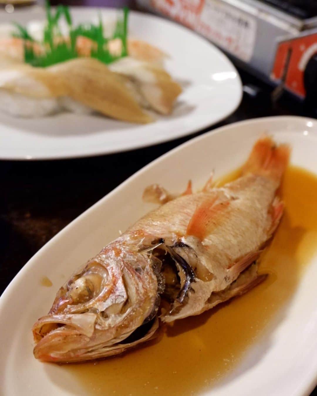 かおしさんのインスタグラム写真 - (かおしInstagram)「お仕事で東京から島根に長めの出張中のヨシコさん(@yoshiko__445 )。 そのヨシコさんが先日postしていたこちらのお店【漁師料理 活海(かつみ)】さん。 ここに行きたくて、ぶらり#かおし旅 🚞 ・ 初めての島根県大田市。 ちなみに読み方は「おおたし」ではなく「おおだし」。 大田市駅のバスセンターから1日2本のバスに乗り、数駅行ったところの鳥井というバス停まで。 バスは私たち3人しか乗客がおらず、運転手さんとお喋りしながら楽しく移動🚌💨 運転手さんが会話の中でふいに「ゴーグルある？」と言うので、「海辺の街だけど、ゴーグル🥽を何に使うんだろう？？」悩む私たち🤔 が、しばらく「？？」のやり取りをした後、ふいに気付く。 運転手さんは「グーグル(マップ)」のことを言っていた😂 可愛い😂💕 ・ そしてゴーグル(笑)で無事たどり着いた活海さん🏮 こちらは、大将が漁師さんから仕入れた海鮮を、お安く、お腹いっぱい食べさせてくれるお店。 ・ まずは舟盛りならぬ#板盛り のお刺身がドドーン‼️(pic①) ホウボウ、イシダイ、ノドグロ、ノドグロ炙り、金目鯛、カサゴ、サザエ、雲丹… えっと、女性3人組のお刺身盛りデスヨネ？😂 ボリュームに驚きつつも、めちゃくちゃ美味しいのでかなり食べたのだけれど、1/3くらいは食べ切れなくてお持ち帰りさせてもらいました😌 そして板盛りの他にも、 カメノテとバイ貝とボベ、めかぶ、茶碗蒸し(全部pic②) この日誕生日だったやんさん(@cminamide )にサービスで、前日に獲れたヒラメの昆布じめ(pic③) イカ、海老、アナゴのお寿司(pic④) プリップリの岩牡蠣(pic⑤) 1人1尾ずつノドグロの煮付け(pic⑥) さつま揚げみたいな漢字の、シャキシャキ野菜と鯵のつみれ(pic⑦) 金目鯛ともずくのしゃぶしゃぶ(pic⑧⑨⑩) これだけの料理がおまかせで出てきた‼️😳 板盛りとお鍋以外は全員に一皿ずつ😳 この内容でこのボリュームでこの新鮮さと美味しさなのに、料理は4000円😳 信じられない😳 そして、どの料理も素材がすごく美味しい上に、味付けも最高ときている😋 ・ お魚にも感動したのだけれど、衝撃的だったのはもずくのしゃぶしゃぶ🍲 もずくは養殖のイメージだった私。 隣の席から合流した底引き漁の船長さん(自称:海上サラリーマン)に、「この辺の海で養殖してるんですか？」と聞いたら、「何をバカなっ！ワッハッハ！」と大声で笑い飛ばされた😂 なんとそれは、船長さんの奥様が海で採ってきた天然の糸もずくだった😳 この、もずくのしゃぶしゃぶが、満腹なのに箸が止まらないくらい、本当に本当に美味しかった✨🥺 ・ 日本酒もたくさん飲んだ(3人とも酒飲み🍶)。 シェアするつもりで、日本酒を1合注文すると、普通に1合ずつグラスに注がれて全員にやってきてビックリ😂 そして、おかわりするごとにグラスの中のお酒の量が増えていき、最後の方は多分2合ずつくらい入っていた😂🍶 #開春 という島根の地酒がすごく美味しくて、おかわりが止まらない私たち😂 お店に4時間滞在して、ビールも飲んだけれど、日本酒を全部合わせたら、多分3人で3升くらいは全然飲んでいる😂 それだけ飲んで、会計が1人1万円😳 大将が「うちは料理じゃ儲けないから、たくさん飲んでくれて嬉しいわぁ。儲けさせてもらいました😆」とニコニコ笑っていた😂可愛い😂 いやいや、これだけ高級食材も食べてこんなにたくさん飲んだら、1万円でも安すぎるし😂 そして船長さんも「あんたら、まぁよく食べたな！これだけ食べたら天晴れだわ！」と褒めてくれた😂嬉しい😂 あぁ〜、活海最高🙌 ・ 大将の持病の手術のため、6月から1ヶ月くらい、一時休業される活海さん。 また行きたいから(毎年マグロの食べ放題をやってるんだって😍)、元気に復活していただきたい。 というか、復活してもらわないと困ります‼️😊 船長さんいわく、島根の魚は秋が最高よ！とのことだったので、必ずや再訪しますよ🤤 大田市といえば‼︎の#世界遺産 #石見銀山 も近いので、島根旅行の際はセットでどうぞ💁‍♀️ 完全予約制のお店なので、予約をお忘れなく📢 漁師料理 活海 島根県大田市鳥井町鳥井135 ☎︎080-2888-3577 ・ #かおし島根旅行 #漁師料理活海 #活海 #島根グルメ #飲み歩き #居酒屋 #グルメ好きな人と繋がりたい #旅好きな人と繋がりたい #旅行好きな人と繋がりたい #島根旅行 #島根旅 #igersjp #女子旅 #retrip_shimane #retrip_gourmet #trip #島根trip #jalan_travel #jtbで旅したい #tabicoorde #repostrurubu #rurubu1st #チェジュ島行きたい #imatabiキャンペーン7 #今だからできる旅」5月26日 18時28分 - cao_life