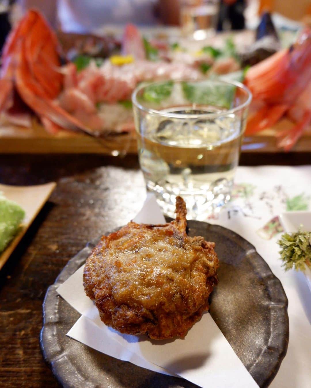 かおしさんのインスタグラム写真 - (かおしInstagram)「お仕事で東京から島根に長めの出張中のヨシコさん(@yoshiko__445 )。 そのヨシコさんが先日postしていたこちらのお店【漁師料理 活海(かつみ)】さん。 ここに行きたくて、ぶらり#かおし旅 🚞 ・ 初めての島根県大田市。 ちなみに読み方は「おおたし」ではなく「おおだし」。 大田市駅のバスセンターから1日2本のバスに乗り、数駅行ったところの鳥井というバス停まで。 バスは私たち3人しか乗客がおらず、運転手さんとお喋りしながら楽しく移動🚌💨 運転手さんが会話の中でふいに「ゴーグルある？」と言うので、「海辺の街だけど、ゴーグル🥽を何に使うんだろう？？」悩む私たち🤔 が、しばらく「？？」のやり取りをした後、ふいに気付く。 運転手さんは「グーグル(マップ)」のことを言っていた😂 可愛い😂💕 ・ そしてゴーグル(笑)で無事たどり着いた活海さん🏮 こちらは、大将が漁師さんから仕入れた海鮮を、お安く、お腹いっぱい食べさせてくれるお店。 ・ まずは舟盛りならぬ#板盛り のお刺身がドドーン‼️(pic①) ホウボウ、イシダイ、ノドグロ、ノドグロ炙り、金目鯛、カサゴ、サザエ、雲丹… えっと、女性3人組のお刺身盛りデスヨネ？😂 ボリュームに驚きつつも、めちゃくちゃ美味しいのでかなり食べたのだけれど、1/3くらいは食べ切れなくてお持ち帰りさせてもらいました😌 そして板盛りの他にも、 カメノテとバイ貝とボベ、めかぶ、茶碗蒸し(全部pic②) この日誕生日だったやんさん(@cminamide )にサービスで、前日に獲れたヒラメの昆布じめ(pic③) イカ、海老、アナゴのお寿司(pic④) プリップリの岩牡蠣(pic⑤) 1人1尾ずつノドグロの煮付け(pic⑥) さつま揚げみたいな漢字の、シャキシャキ野菜と鯵のつみれ(pic⑦) 金目鯛ともずくのしゃぶしゃぶ(pic⑧⑨⑩) これだけの料理がおまかせで出てきた‼️😳 板盛りとお鍋以外は全員に一皿ずつ😳 この内容でこのボリュームでこの新鮮さと美味しさなのに、料理は4000円😳 信じられない😳 そして、どの料理も素材がすごく美味しい上に、味付けも最高ときている😋 ・ お魚にも感動したのだけれど、衝撃的だったのはもずくのしゃぶしゃぶ🍲 もずくは養殖のイメージだった私。 隣の席から合流した底引き漁の船長さん(自称:海上サラリーマン)に、「この辺の海で養殖してるんですか？」と聞いたら、「何をバカなっ！ワッハッハ！」と大声で笑い飛ばされた😂 なんとそれは、船長さんの奥様が海で採ってきた天然の糸もずくだった😳 この、もずくのしゃぶしゃぶが、満腹なのに箸が止まらないくらい、本当に本当に美味しかった✨🥺 ・ 日本酒もたくさん飲んだ(3人とも酒飲み🍶)。 シェアするつもりで、日本酒を1合注文すると、普通に1合ずつグラスに注がれて全員にやってきてビックリ😂 そして、おかわりするごとにグラスの中のお酒の量が増えていき、最後の方は多分2合ずつくらい入っていた😂🍶 #開春 という島根の地酒がすごく美味しくて、おかわりが止まらない私たち😂 お店に4時間滞在して、ビールも飲んだけれど、日本酒を全部合わせたら、多分3人で3升くらいは全然飲んでいる😂 それだけ飲んで、会計が1人1万円😳 大将が「うちは料理じゃ儲けないから、たくさん飲んでくれて嬉しいわぁ。儲けさせてもらいました😆」とニコニコ笑っていた😂可愛い😂 いやいや、これだけ高級食材も食べてこんなにたくさん飲んだら、1万円でも安すぎるし😂 そして船長さんも「あんたら、まぁよく食べたな！これだけ食べたら天晴れだわ！」と褒めてくれた😂嬉しい😂 あぁ〜、活海最高🙌 ・ 大将の持病の手術のため、6月から1ヶ月くらい、一時休業される活海さん。 また行きたいから(毎年マグロの食べ放題をやってるんだって😍)、元気に復活していただきたい。 というか、復活してもらわないと困ります‼️😊 船長さんいわく、島根の魚は秋が最高よ！とのことだったので、必ずや再訪しますよ🤤 大田市といえば‼︎の#世界遺産 #石見銀山 も近いので、島根旅行の際はセットでどうぞ💁‍♀️ 完全予約制のお店なので、予約をお忘れなく📢 漁師料理 活海 島根県大田市鳥井町鳥井135 ☎︎080-2888-3577 ・ #かおし島根旅行 #漁師料理活海 #活海 #島根グルメ #飲み歩き #居酒屋 #グルメ好きな人と繋がりたい #旅好きな人と繋がりたい #旅行好きな人と繋がりたい #島根旅行 #島根旅 #igersjp #女子旅 #retrip_shimane #retrip_gourmet #trip #島根trip #jalan_travel #jtbで旅したい #tabicoorde #repostrurubu #rurubu1st #チェジュ島行きたい #imatabiキャンペーン7 #今だからできる旅」5月26日 18時28分 - cao_life