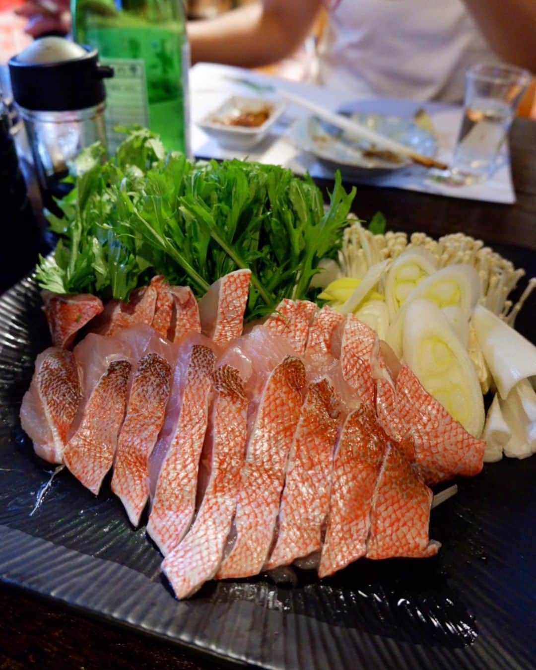 かおしさんのインスタグラム写真 - (かおしInstagram)「お仕事で東京から島根に長めの出張中のヨシコさん(@yoshiko__445 )。 そのヨシコさんが先日postしていたこちらのお店【漁師料理 活海(かつみ)】さん。 ここに行きたくて、ぶらり#かおし旅 🚞 ・ 初めての島根県大田市。 ちなみに読み方は「おおたし」ではなく「おおだし」。 大田市駅のバスセンターから1日2本のバスに乗り、数駅行ったところの鳥井というバス停まで。 バスは私たち3人しか乗客がおらず、運転手さんとお喋りしながら楽しく移動🚌💨 運転手さんが会話の中でふいに「ゴーグルある？」と言うので、「海辺の街だけど、ゴーグル🥽を何に使うんだろう？？」悩む私たち🤔 が、しばらく「？？」のやり取りをした後、ふいに気付く。 運転手さんは「グーグル(マップ)」のことを言っていた😂 可愛い😂💕 ・ そしてゴーグル(笑)で無事たどり着いた活海さん🏮 こちらは、大将が漁師さんから仕入れた海鮮を、お安く、お腹いっぱい食べさせてくれるお店。 ・ まずは舟盛りならぬ#板盛り のお刺身がドドーン‼️(pic①) ホウボウ、イシダイ、ノドグロ、ノドグロ炙り、金目鯛、カサゴ、サザエ、雲丹… えっと、女性3人組のお刺身盛りデスヨネ？😂 ボリュームに驚きつつも、めちゃくちゃ美味しいのでかなり食べたのだけれど、1/3くらいは食べ切れなくてお持ち帰りさせてもらいました😌 そして板盛りの他にも、 カメノテとバイ貝とボベ、めかぶ、茶碗蒸し(全部pic②) この日誕生日だったやんさん(@cminamide )にサービスで、前日に獲れたヒラメの昆布じめ(pic③) イカ、海老、アナゴのお寿司(pic④) プリップリの岩牡蠣(pic⑤) 1人1尾ずつノドグロの煮付け(pic⑥) さつま揚げみたいな漢字の、シャキシャキ野菜と鯵のつみれ(pic⑦) 金目鯛ともずくのしゃぶしゃぶ(pic⑧⑨⑩) これだけの料理がおまかせで出てきた‼️😳 板盛りとお鍋以外は全員に一皿ずつ😳 この内容でこのボリュームでこの新鮮さと美味しさなのに、料理は4000円😳 信じられない😳 そして、どの料理も素材がすごく美味しい上に、味付けも最高ときている😋 ・ お魚にも感動したのだけれど、衝撃的だったのはもずくのしゃぶしゃぶ🍲 もずくは養殖のイメージだった私。 隣の席から合流した底引き漁の船長さん(自称:海上サラリーマン)に、「この辺の海で養殖してるんですか？」と聞いたら、「何をバカなっ！ワッハッハ！」と大声で笑い飛ばされた😂 なんとそれは、船長さんの奥様が海で採ってきた天然の糸もずくだった😳 この、もずくのしゃぶしゃぶが、満腹なのに箸が止まらないくらい、本当に本当に美味しかった✨🥺 ・ 日本酒もたくさん飲んだ(3人とも酒飲み🍶)。 シェアするつもりで、日本酒を1合注文すると、普通に1合ずつグラスに注がれて全員にやってきてビックリ😂 そして、おかわりするごとにグラスの中のお酒の量が増えていき、最後の方は多分2合ずつくらい入っていた😂🍶 #開春 という島根の地酒がすごく美味しくて、おかわりが止まらない私たち😂 お店に4時間滞在して、ビールも飲んだけれど、日本酒を全部合わせたら、多分3人で3升くらいは全然飲んでいる😂 それだけ飲んで、会計が1人1万円😳 大将が「うちは料理じゃ儲けないから、たくさん飲んでくれて嬉しいわぁ。儲けさせてもらいました😆」とニコニコ笑っていた😂可愛い😂 いやいや、これだけ高級食材も食べてこんなにたくさん飲んだら、1万円でも安すぎるし😂 そして船長さんも「あんたら、まぁよく食べたな！これだけ食べたら天晴れだわ！」と褒めてくれた😂嬉しい😂 あぁ〜、活海最高🙌 ・ 大将の持病の手術のため、6月から1ヶ月くらい、一時休業される活海さん。 また行きたいから(毎年マグロの食べ放題をやってるんだって😍)、元気に復活していただきたい。 というか、復活してもらわないと困ります‼️😊 船長さんいわく、島根の魚は秋が最高よ！とのことだったので、必ずや再訪しますよ🤤 大田市といえば‼︎の#世界遺産 #石見銀山 も近いので、島根旅行の際はセットでどうぞ💁‍♀️ 完全予約制のお店なので、予約をお忘れなく📢 漁師料理 活海 島根県大田市鳥井町鳥井135 ☎︎080-2888-3577 ・ #かおし島根旅行 #漁師料理活海 #活海 #島根グルメ #飲み歩き #居酒屋 #グルメ好きな人と繋がりたい #旅好きな人と繋がりたい #旅行好きな人と繋がりたい #島根旅行 #島根旅 #igersjp #女子旅 #retrip_shimane #retrip_gourmet #trip #島根trip #jalan_travel #jtbで旅したい #tabicoorde #repostrurubu #rurubu1st #チェジュ島行きたい #imatabiキャンペーン7 #今だからできる旅」5月26日 18時28分 - cao_life