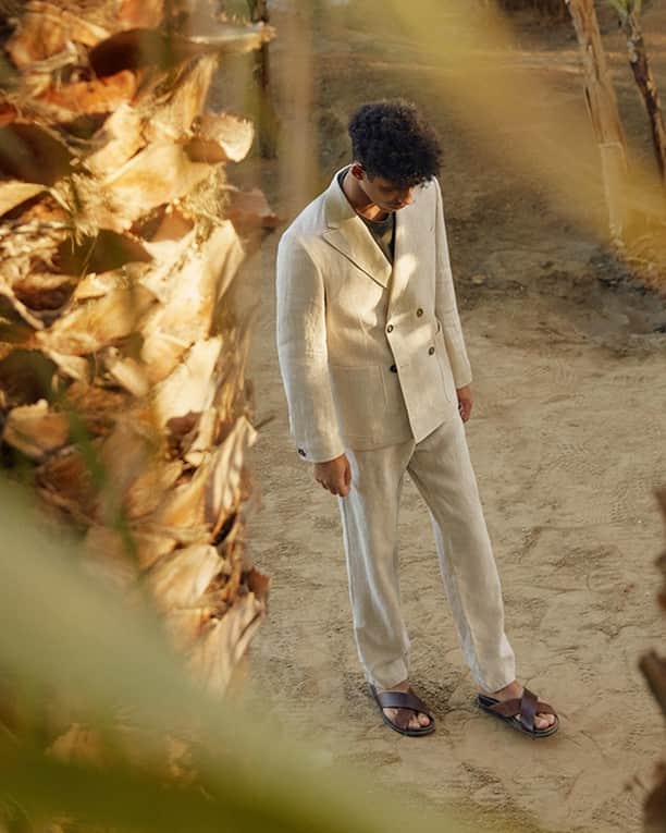 MR PORTERのインスタグラム：「You won't be able to leave every single one of your personal and professional responsibilities behind you this summer, but you can leave that heavy jacket at home. ⠀ ⠀ -⁣⠀ 🛒 Oliver Spencer Suit Jacket (1116492) and Suit Trousers (1116497), Mr P. T-Shirt (1088816) and Sandals (1110147) ☀ Discover the Sun Shop via the link in bio. #MRPORTER」