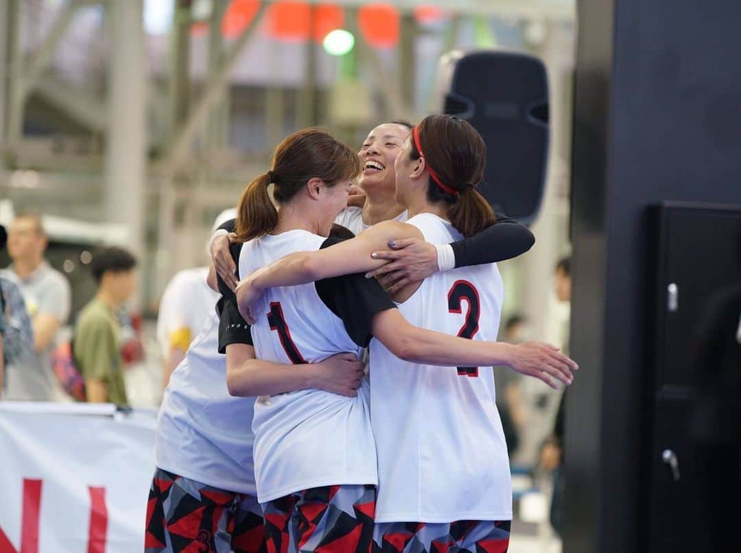 矢野良子さんのインスタグラム写真 - (矢野良子Instagram)「【結果】2019/5/25 Sat. REXAKT🏆優勝🏆 3W 3x3 WOMAN'S BASKETBALL  GAMES 🔥FINAL Round🔥@MEGAWAVE青海 . これまで3Wに関わった全ての方々、ご声援いただいた方々、本当にありがとうございました。 FINAL Roundで優勝することができました✨ #TD3x3 #3W #tripledouble #3x3 #fiba3x3 #ignis  #stance #aktr . ◆試合結果 〈1回戦〉 vs NEW GPS  17-8 . 〈セミファイナル〉 vs SIMON  18-16 . 〈ファイナル〉 vs Space Ball Mag  21-19 . . いつも選手をサポートいただいておりますスポンサー様です。ありがとうございます😊 #KNOWNOLIMITWATER #ニチバン #wグリップ #ケアリーヴ #KiBERA #KIXSIX  #BAYFLOW  #nikoand... #comp #GLOBALWORK . #矢野良子 #名木洋子 #前田有香 #石川麻衣 #REXAKT #respect #お台場 #MEGAWAVE青海 #basketball  #バスケットボール #3x3 #スリーエックススリー」5月26日 18時30分 - ryo_yano12