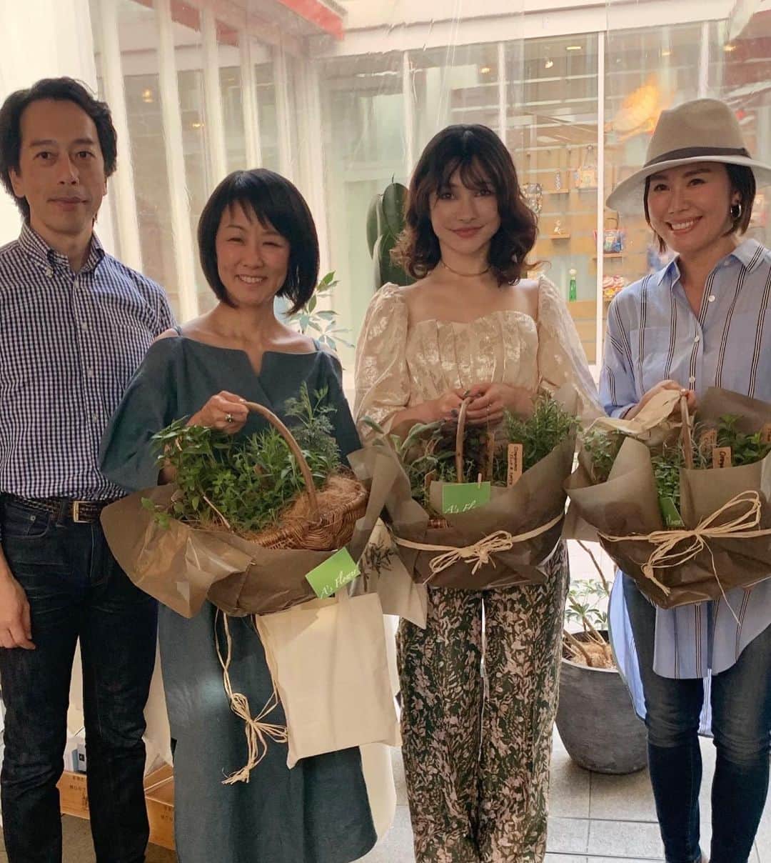 ノーマさんのインスタグラム写真 - (ノーマInstagram)「「すぐできる、私たちのSDGs」 パネルディスカッション  @beautylibrary_official ………………………………………………………………………………… ・衣、食（植）、創の中での循環 、そしてSDGsが掲げる「地球上の誰一人として取り残さない」をテーマに立ち上げられたEmpower Project 、についてシェアさせて頂きました。 ・ 昨年、知ったEmpower Projectは、東京大学の学生さん達が発案。朝日新聞社主催の「大学SDGs ACTION! AWARDS 2019」ではオーディエンス賞を受賞し、12月には国連での発表も行われています。 http://empowerproject.jp ・ そしてパネルディスカッションでご一緒させて頂いた賀恵さん、ひろえちゃんのお話も学びが多く、刺激的でとても豊かな時間だった！  ご参加頂いたみなさま 賀恵さん、ひろえちゃん、岩瀬どん、 BEAUTY LIBRARYのみなさま 素敵なセッションの時間をありがとうございました🌏 …………………………………………………………………………… ディスカッション後、サプライズで頂いたハーブのブーケバスケットとLOVETEAには感動…。植物のネームタグ、ティーバッグも全て土に還る物でした🌱 ……………………………………………………………………… TOPS→ @hm  オレンジの皮2.3kg×テンセル（製造時材料も再利用） PANTS→ @hm  エコニール（廃棄された漁業用の網等のリサイクル）  #SDGs #すぐできる私たちのSDGs #BEAUTYLIBRARY #循環 #Empowerproject #lovetea #hm  #consiousexclusive」5月26日 18時31分 - noma77777