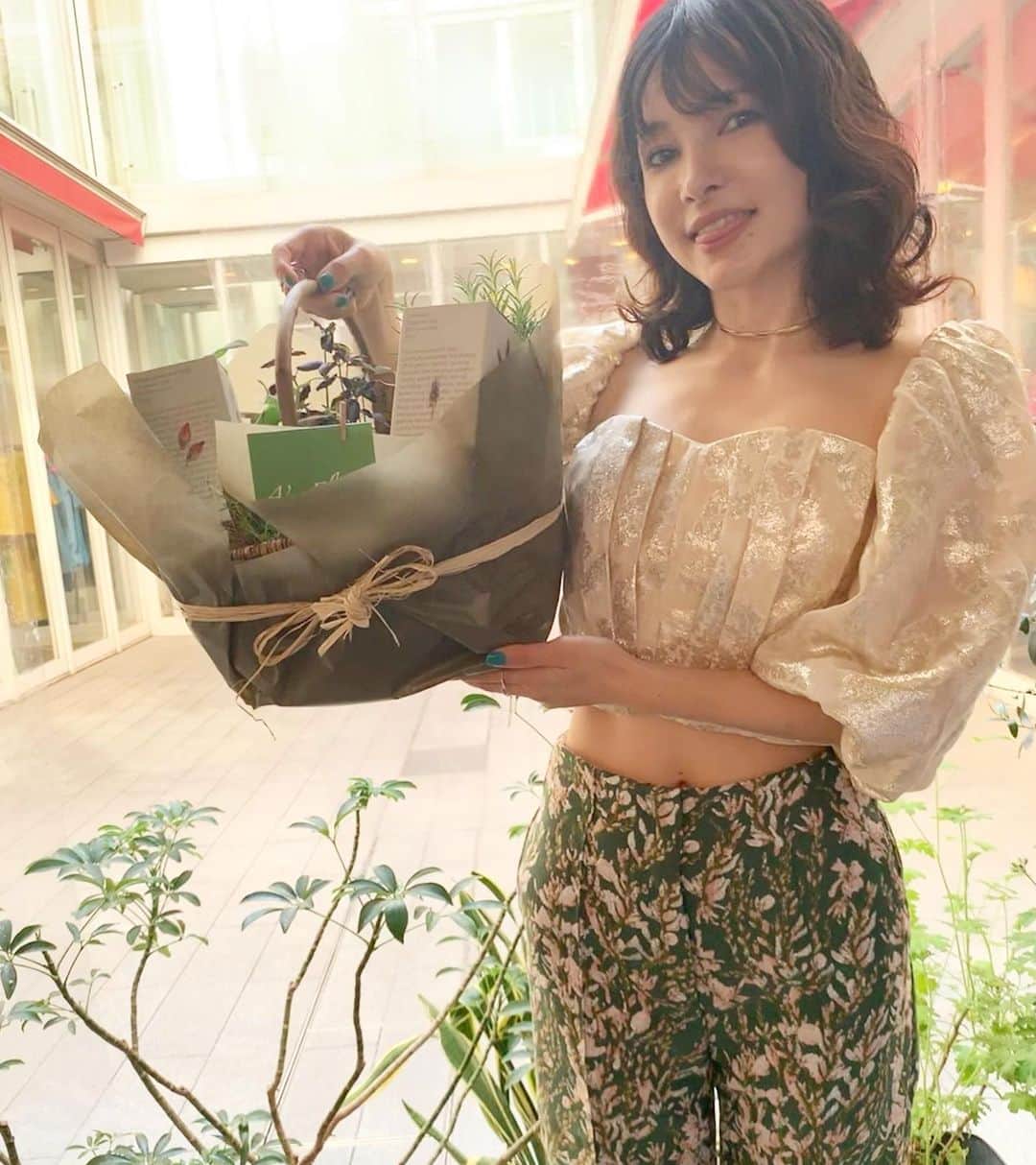 ノーマさんのインスタグラム写真 - (ノーマInstagram)「「すぐできる、私たちのSDGs」 パネルディスカッション  @beautylibrary_official ………………………………………………………………………………… ・衣、食（植）、創の中での循環 、そしてSDGsが掲げる「地球上の誰一人として取り残さない」をテーマに立ち上げられたEmpower Project 、についてシェアさせて頂きました。 ・ 昨年、知ったEmpower Projectは、東京大学の学生さん達が発案。朝日新聞社主催の「大学SDGs ACTION! AWARDS 2019」ではオーディエンス賞を受賞し、12月には国連での発表も行われています。 http://empowerproject.jp ・ そしてパネルディスカッションでご一緒させて頂いた賀恵さん、ひろえちゃんのお話も学びが多く、刺激的でとても豊かな時間だった！  ご参加頂いたみなさま 賀恵さん、ひろえちゃん、岩瀬どん、 BEAUTY LIBRARYのみなさま 素敵なセッションの時間をありがとうございました🌏 …………………………………………………………………………… ディスカッション後、サプライズで頂いたハーブのブーケバスケットとLOVETEAには感動…。植物のネームタグ、ティーバッグも全て土に還る物でした🌱 ……………………………………………………………………… TOPS→ @hm  オレンジの皮2.3kg×テンセル（製造時材料も再利用） PANTS→ @hm  エコニール（廃棄された漁業用の網等のリサイクル）  #SDGs #すぐできる私たちのSDGs #BEAUTYLIBRARY #循環 #Empowerproject #lovetea #hm  #consiousexclusive」5月26日 18時31分 - noma77777