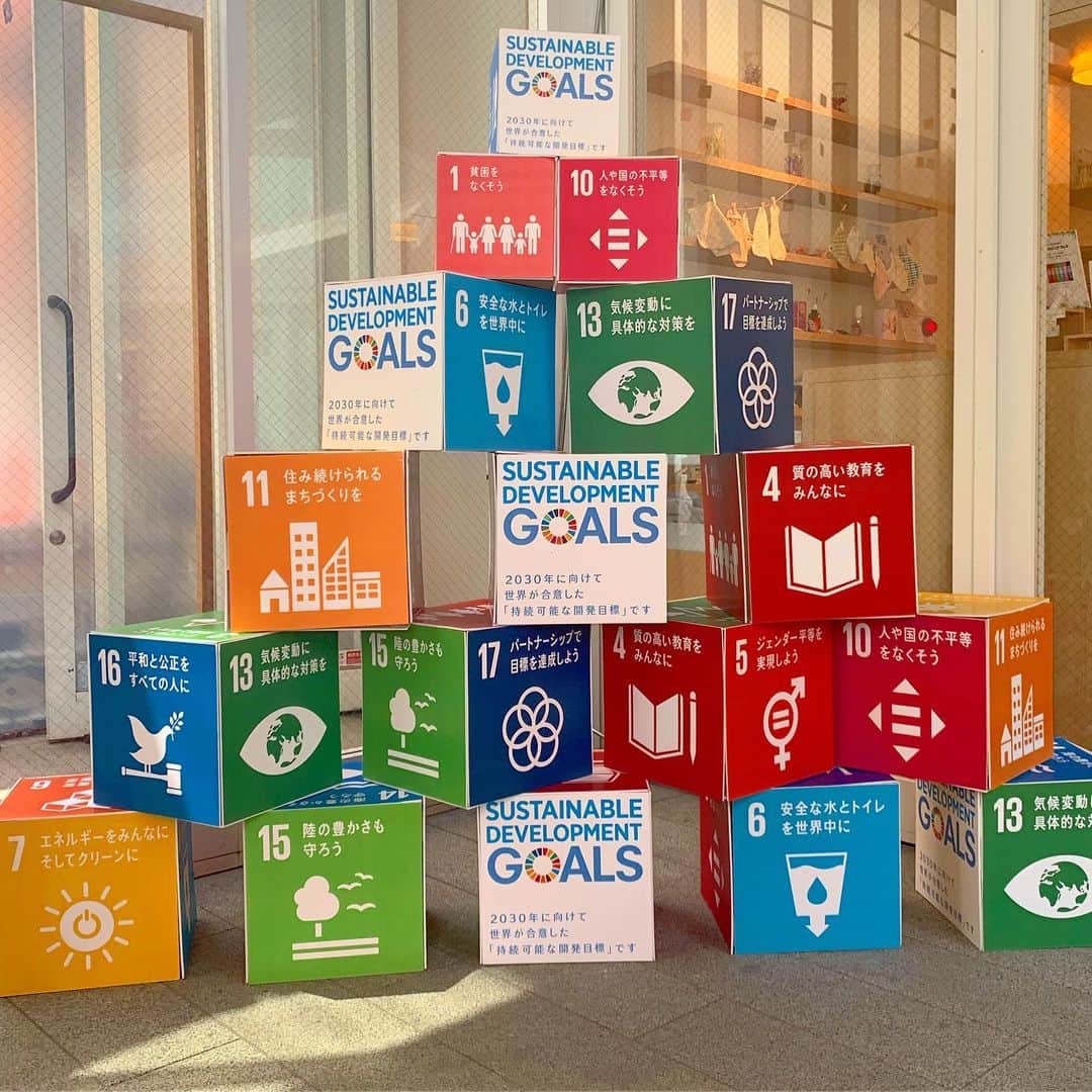 ノーマさんのインスタグラム写真 - (ノーマInstagram)「「すぐできる、私たちのSDGs」 パネルディスカッション  @beautylibrary_official ………………………………………………………………………………… ・衣、食（植）、創の中での循環 、そしてSDGsが掲げる「地球上の誰一人として取り残さない」をテーマに立ち上げられたEmpower Project 、についてシェアさせて頂きました。 ・ 昨年、知ったEmpower Projectは、東京大学の学生さん達が発案。朝日新聞社主催の「大学SDGs ACTION! AWARDS 2019」ではオーディエンス賞を受賞し、12月には国連での発表も行われています。 http://empowerproject.jp ・ そしてパネルディスカッションでご一緒させて頂いた賀恵さん、ひろえちゃんのお話も学びが多く、刺激的でとても豊かな時間だった！  ご参加頂いたみなさま 賀恵さん、ひろえちゃん、岩瀬どん、 BEAUTY LIBRARYのみなさま 素敵なセッションの時間をありがとうございました🌏 …………………………………………………………………………… ディスカッション後、サプライズで頂いたハーブのブーケバスケットとLOVETEAには感動…。植物のネームタグ、ティーバッグも全て土に還る物でした🌱 ……………………………………………………………………… TOPS→ @hm  オレンジの皮2.3kg×テンセル（製造時材料も再利用） PANTS→ @hm  エコニール（廃棄された漁業用の網等のリサイクル）  #SDGs #すぐできる私たちのSDGs #BEAUTYLIBRARY #循環 #Empowerproject #lovetea #hm  #consiousexclusive」5月26日 18時31分 - noma77777