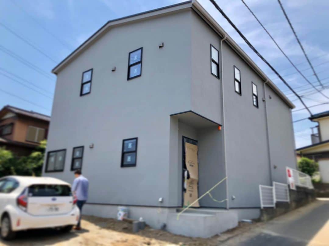crie style クリエすずき建設さんのインスタグラム写真 - (crie style クリエすずき建設Instagram)「新築工事中の現場へ、来月開催予定の “ある”イベントの為打ち合わせへ行ってまいりました！ この現場の“建て方”に同行していた私。 感慨深いです。  広々としたLDKには、より開放感を感じることの出来る 折りたたみ窓。 そして、“crie style”な、梁が剥き出しの天井。 優しい、温かみを感じるM様邸です。 (広報 丸山)  #梁#現し#折りたたみ窓 #リビング#建て方 #戸建て#注文住宅 #バリアフリー#セカンドライフ #ユニバーサルデザイン #新築#リノベーション#リフォーム #ライフスタイル#住まいづくり #楽しく人生をデザイン#crie_style#クリエ #クリエすずき建設#工務店#柏 #ウラカシ百年会」5月26日 18時31分 - crie_style