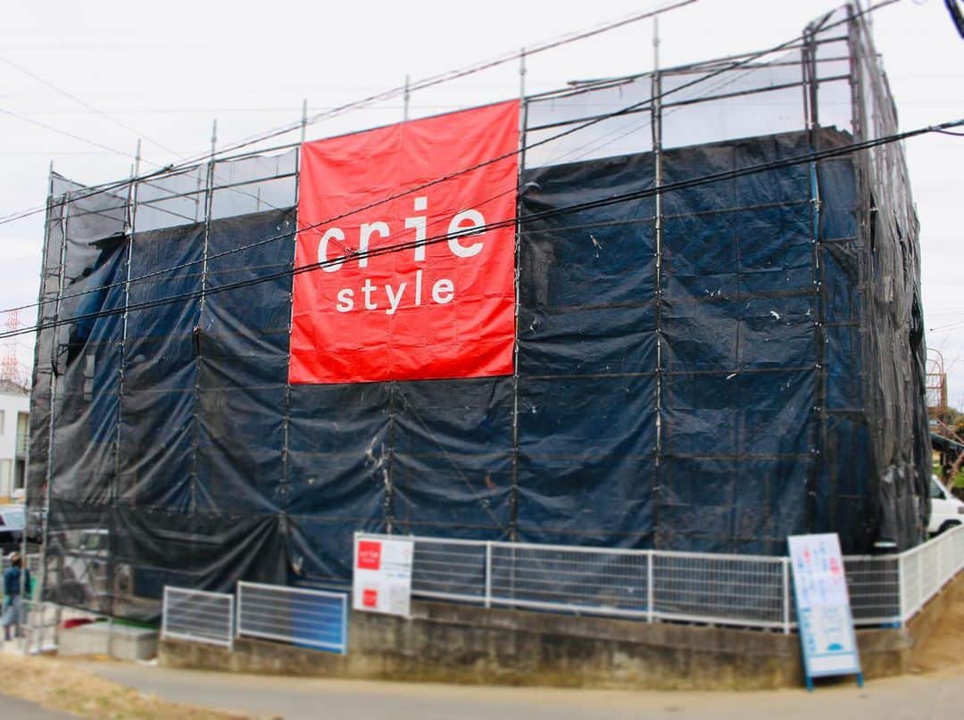 crie style クリエすずき建設さんのインスタグラム写真 - (crie style クリエすずき建設Instagram)「新築工事中の現場へ、来月開催予定の “ある”イベントの為打ち合わせへ行ってまいりました！ この現場の“建て方”に同行していた私。 感慨深いです。  広々としたLDKには、より開放感を感じることの出来る 折りたたみ窓。 そして、“crie style”な、梁が剥き出しの天井。 優しい、温かみを感じるM様邸です。 (広報 丸山)  #梁#現し#折りたたみ窓 #リビング#建て方 #戸建て#注文住宅 #バリアフリー#セカンドライフ #ユニバーサルデザイン #新築#リノベーション#リフォーム #ライフスタイル#住まいづくり #楽しく人生をデザイン#crie_style#クリエ #クリエすずき建設#工務店#柏 #ウラカシ百年会」5月26日 18時31分 - crie_style