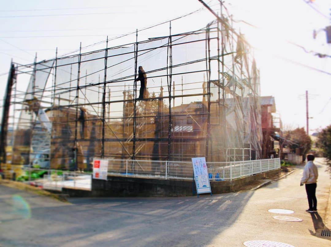 crie style クリエすずき建設さんのインスタグラム写真 - (crie style クリエすずき建設Instagram)「新築工事中の現場へ、来月開催予定の “ある”イベントの為打ち合わせへ行ってまいりました！ この現場の“建て方”に同行していた私。 感慨深いです。  広々としたLDKには、より開放感を感じることの出来る 折りたたみ窓。 そして、“crie style”な、梁が剥き出しの天井。 優しい、温かみを感じるM様邸です。 (広報 丸山)  #梁#現し#折りたたみ窓 #リビング#建て方 #戸建て#注文住宅 #バリアフリー#セカンドライフ #ユニバーサルデザイン #新築#リノベーション#リフォーム #ライフスタイル#住まいづくり #楽しく人生をデザイン#crie_style#クリエ #クリエすずき建設#工務店#柏 #ウラカシ百年会」5月26日 18時31分 - crie_style