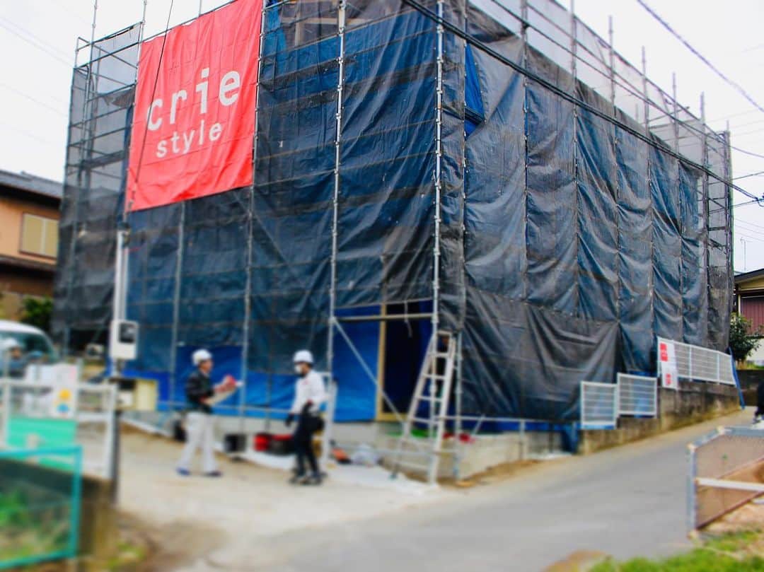 crie style クリエすずき建設さんのインスタグラム写真 - (crie style クリエすずき建設Instagram)「新築工事中の現場へ、来月開催予定の “ある”イベントの為打ち合わせへ行ってまいりました！ この現場の“建て方”に同行していた私。 感慨深いです。  広々としたLDKには、より開放感を感じることの出来る 折りたたみ窓。 そして、“crie style”な、梁が剥き出しの天井。 優しい、温かみを感じるM様邸です。 (広報 丸山)  #梁#現し#折りたたみ窓 #リビング#建て方 #戸建て#注文住宅 #バリアフリー#セカンドライフ #ユニバーサルデザイン #新築#リノベーション#リフォーム #ライフスタイル#住まいづくり #楽しく人生をデザイン#crie_style#クリエ #クリエすずき建設#工務店#柏 #ウラカシ百年会」5月26日 18時31分 - crie_style