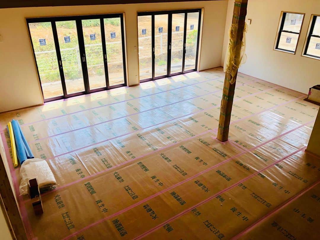crie style クリエすずき建設さんのインスタグラム写真 - (crie style クリエすずき建設Instagram)「新築工事中の現場へ、来月開催予定の “ある”イベントの為打ち合わせへ行ってまいりました！ この現場の“建て方”に同行していた私。 感慨深いです。  広々としたLDKには、より開放感を感じることの出来る 折りたたみ窓。 そして、“crie style”な、梁が剥き出しの天井。 優しい、温かみを感じるM様邸です。 (広報 丸山)  #梁#現し#折りたたみ窓 #リビング#建て方 #戸建て#注文住宅 #バリアフリー#セカンドライフ #ユニバーサルデザイン #新築#リノベーション#リフォーム #ライフスタイル#住まいづくり #楽しく人生をデザイン#crie_style#クリエ #クリエすずき建設#工務店#柏 #ウラカシ百年会」5月26日 18時31分 - crie_style