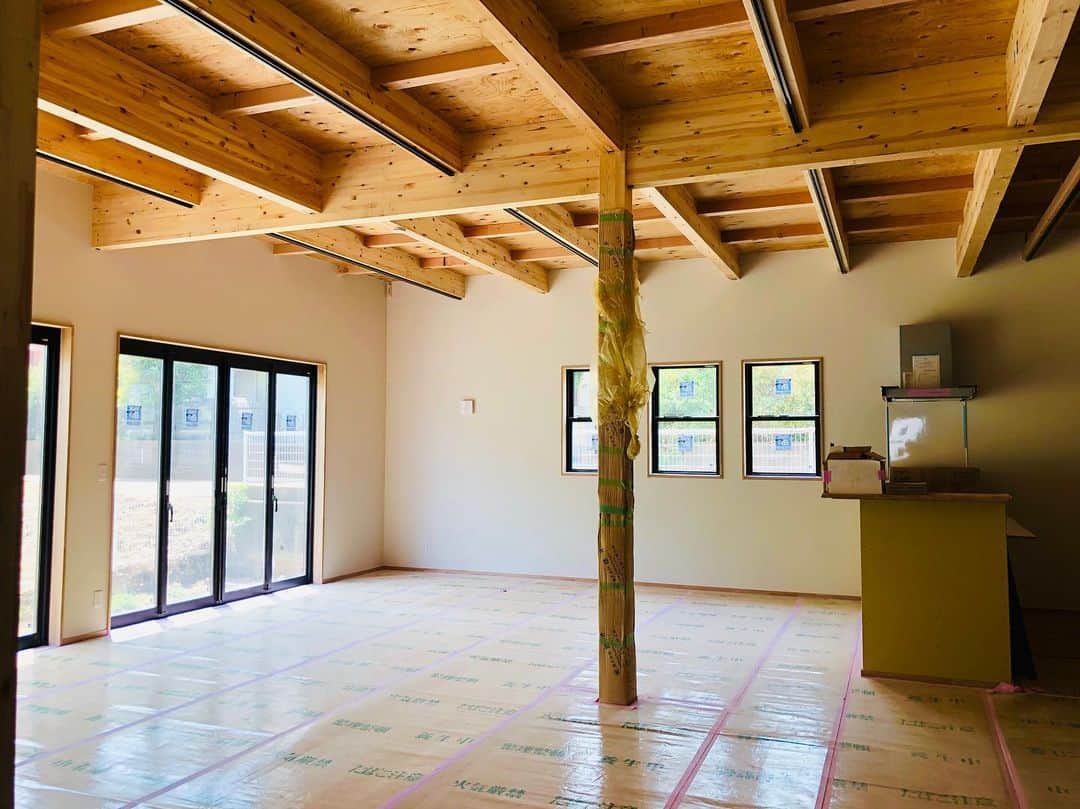 crie style クリエすずき建設さんのインスタグラム写真 - (crie style クリエすずき建設Instagram)「新築工事中の現場へ、来月開催予定の “ある”イベントの為打ち合わせへ行ってまいりました！ この現場の“建て方”に同行していた私。 感慨深いです。  広々としたLDKには、より開放感を感じることの出来る 折りたたみ窓。 そして、“crie style”な、梁が剥き出しの天井。 優しい、温かみを感じるM様邸です。 (広報 丸山)  #梁#現し#折りたたみ窓 #リビング#建て方 #戸建て#注文住宅 #バリアフリー#セカンドライフ #ユニバーサルデザイン #新築#リノベーション#リフォーム #ライフスタイル#住まいづくり #楽しく人生をデザイン#crie_style#クリエ #クリエすずき建設#工務店#柏 #ウラカシ百年会」5月26日 18時31分 - crie_style