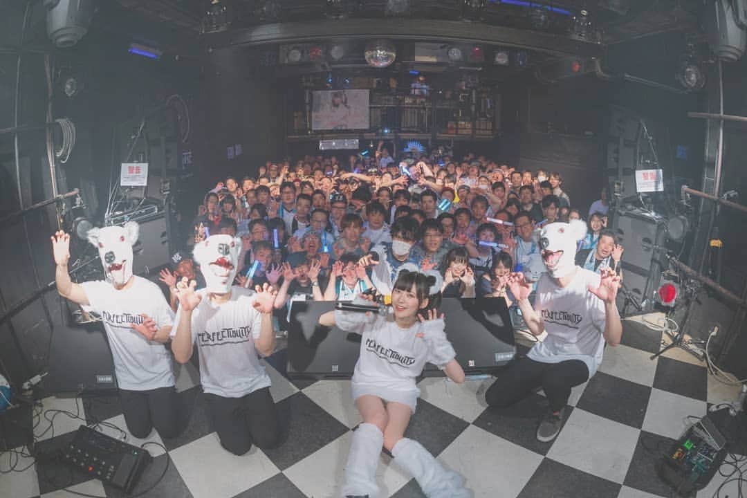 空野青空のインスタグラム：「2019.5.25 in 渋谷サイクロン one-man live ❣️PERFECTIBILITY❣️ . . 無事終了しました〜ﾟ+｡:.ﾟ(*ﾟωﾟ*)ﾟ.:｡+ﾟあっという間だった！！終始楽しすぎてアドレナリン3倍って感じでしたーーーっ(◜௰◝)みんなほんとにありがたき🙏🙏🙏 . . これからもよろしくお願いしますヽ(*´∀`*)ﾉ🌸 . . photo by @axtxsx . . #青い猫と白い熊 #ワンマンライブ #onemanlive #toomidol #ワンマン #優勝 #ありがたき #渋谷サイクロン #shibuyacyclone #バンド #バンドセット #白熊 #あおにゃん #空野青空 #aonyan #ソロアイドル #単独戦闘型アイドル #Japaneseidol」