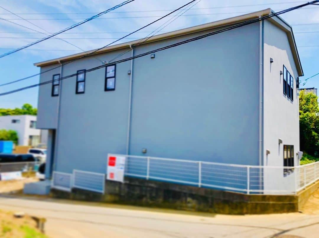 crie style クリエすずき建設のインスタグラム：「新築工事中の現場へ、来月開催予定の “ある”イベントの為打ち合わせへ行ってまいりました！ この現場の“建て方”に同行していた私。 感慨深いです。  広々としたLDKには、より開放感を感じることの出来る 折りたたみ窓。 そして、“crie style”な、梁が剥き出しの天井。 優しい、温かみを感じるM様邸です。 (広報 丸山)  #梁#現し#折りたたみ窓 #リビング#建て方 #戸建て#注文住宅 #バリアフリー#セカンドライフ #ユニバーサルデザイン #新築#リノベーション#リフォーム #ライフスタイル#住まいづくり #楽しく人生をデザイン#crie_style#クリエ #クリエすずき建設#工務店#柏 #ウラカシ百年会」