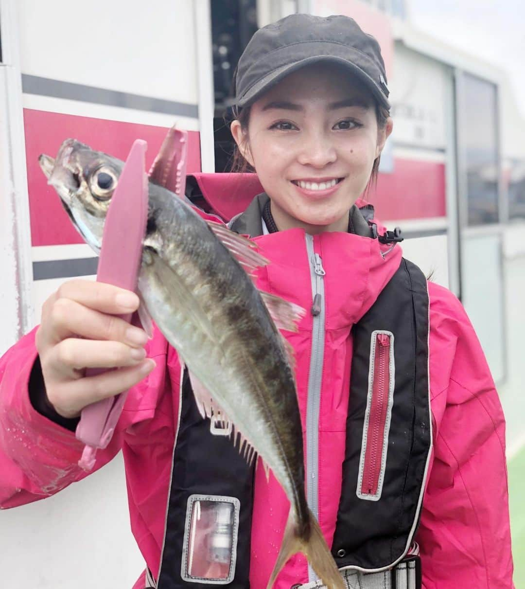 利水翔さんのインスタグラム写真 - (利水翔Instagram)「. 鯛が釣り鯛🎣✨ . という事で、鯛を釣りにいったんですが... . 結果は、6月3日発売の ''釣りニュース''という新聞を見て下さい📰 . 産まれて初めて原稿を書きました😊✨ 1人でも多くの方に読んで頂けると嬉しいです😇'' . 駅売店、コンビニ、 釣具店等に置いてあるので連れて帰って下さい😆🌸笑 . まさかの...あー悔しい🥺🥺🥺 . . . #ootd #happy #enjoy #smile #fishing #angler  #ocean #shimano #釣り #釣りガール #アングラー #鯛 #カサゴ #イサキ #アジ #コマセ釣り #アジング #釣り #釣りニュース #シマノ #千葉 #勝山 #勝山港 #庄幸丸  #利水つばさ #海釣り #ファインダー越しの私の世界」5月26日 18時32分 - tsubasa.toshimizu