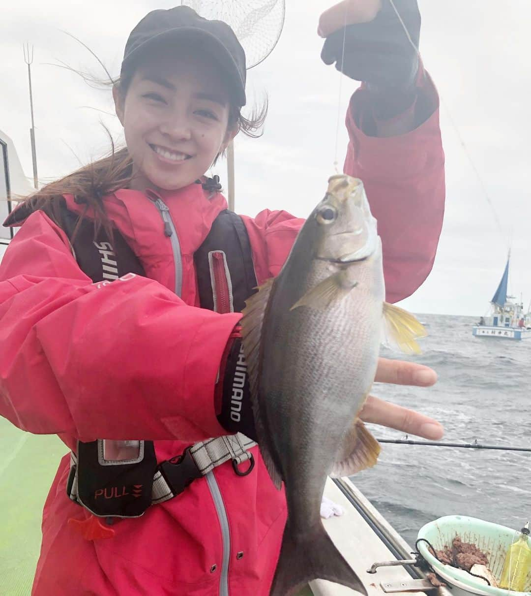 利水翔さんのインスタグラム写真 - (利水翔Instagram)「. 鯛が釣り鯛🎣✨ . という事で、鯛を釣りにいったんですが... . 結果は、6月3日発売の ''釣りニュース''という新聞を見て下さい📰 . 産まれて初めて原稿を書きました😊✨ 1人でも多くの方に読んで頂けると嬉しいです😇'' . 駅売店、コンビニ、 釣具店等に置いてあるので連れて帰って下さい😆🌸笑 . まさかの...あー悔しい🥺🥺🥺 . . . #ootd #happy #enjoy #smile #fishing #angler  #ocean #shimano #釣り #釣りガール #アングラー #鯛 #カサゴ #イサキ #アジ #コマセ釣り #アジング #釣り #釣りニュース #シマノ #千葉 #勝山 #勝山港 #庄幸丸  #利水つばさ #海釣り #ファインダー越しの私の世界」5月26日 18時32分 - tsubasa.toshimizu