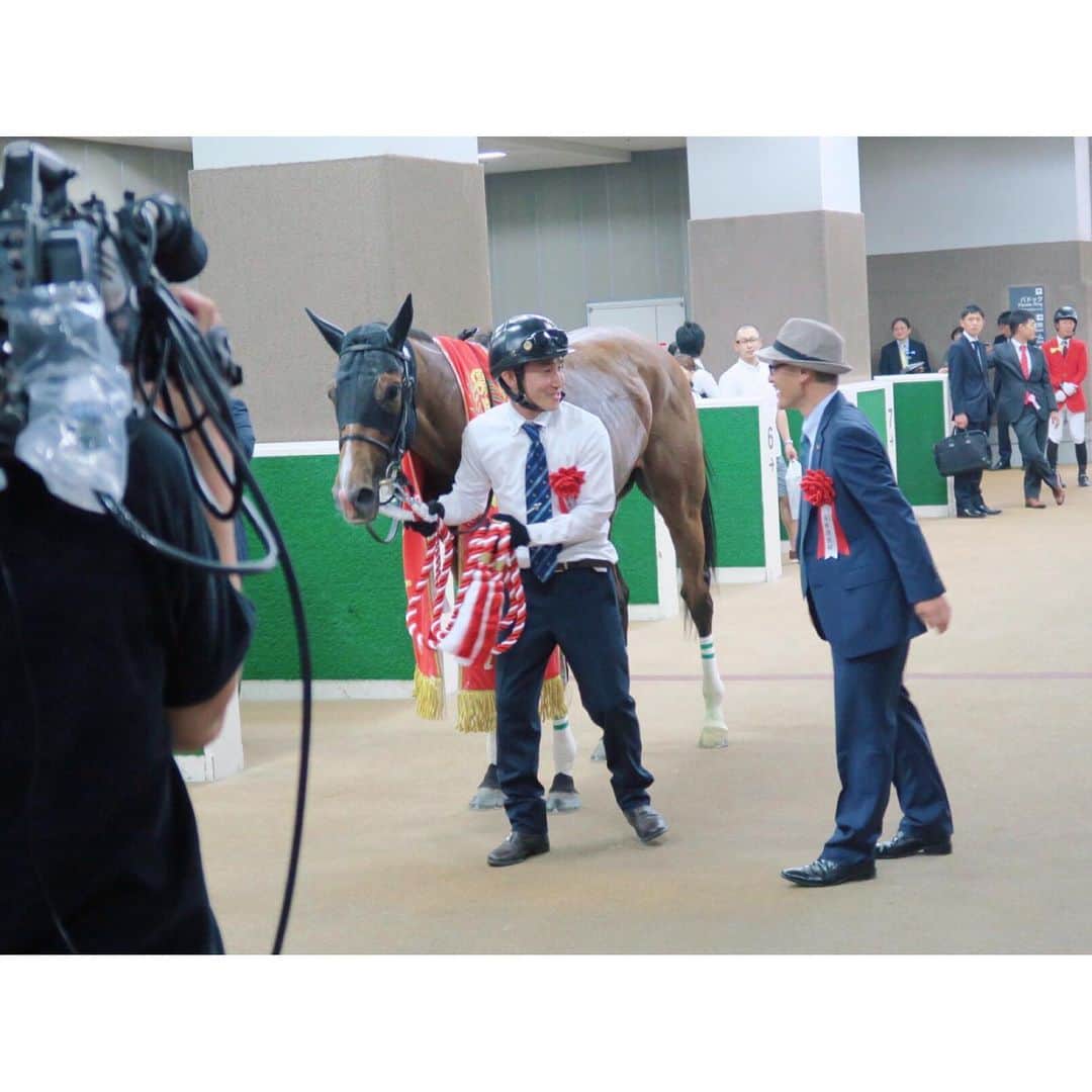 津田麻莉奈さんのインスタグラム写真 - (津田麻莉奈Instagram)「第86回日本ダービー🏇✨ 勝ったのは1枠1番に入ったロジャーバローズでした‼️ 関係者の皆さま、そしてダービージョッキーとなった浜中俊騎手、本当におめでとうございます😊🎉 ⁑ ダービーデーの東京競馬場で、 こうやってお仕事をさせていただけること✨ そして、ドラマチックなレースを目の前で見られることに心から感謝しております🙏✨ ⁑ 来週の安田記念も楽しみだ😎💕 ⁑ #東京競馬場 #derby  #tokyoracecourse  #東京優駿 #ダービー #日本ダービー  #ロジャーバローズ #浜中俊騎手  #おめでとうございます #umajo #競馬 #競馬好き #津田麻莉奈 #まりなる」5月26日 18時32分 - tsudamarinal
