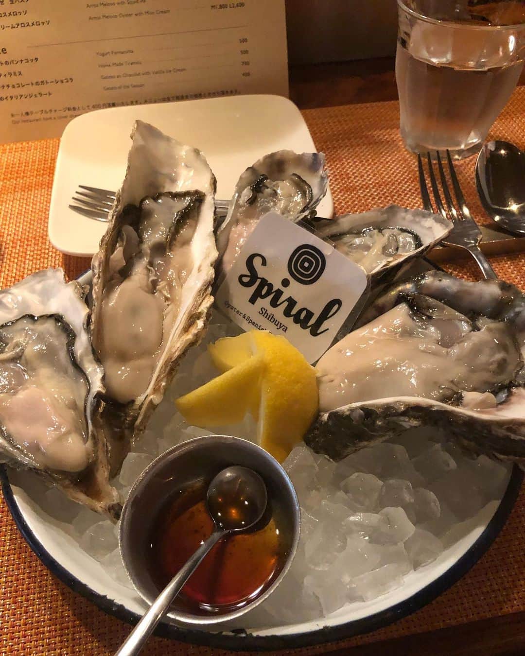井深克彦さんのインスタグラム写真 - (井深克彦Instagram)「.﻿ 🍽🌊🐚﻿ ﻿ こないだ久しぶりに﻿ オイスターバーに行って﻿ 牡蠣食べたの🥴💘﻿ ﻿ 牡蠣すっごく好きなんだけど﻿ 舞台本番入ってる時は﻿ 当たるといけないから﻿ 食べないように気をつけてたので﻿ 久々に思いっきり牡蠣食べれて﻿ 幸せでした💕﻿ ﻿ 渋谷のSpiralって所だよ🍽﻿ 桃ちゃんも牡蠣大好きで﻿ 一緒によく行くお気に入りの牡蠣やさん👐﻿ @momo.official ﻿ パスタやリゾットも美味しいので﻿ オススメです☝︎✨﻿ ﻿ #oysterbar #牡蠣 #渋谷グルメ」5月26日 18時43分 - ibuka_katsuhiko