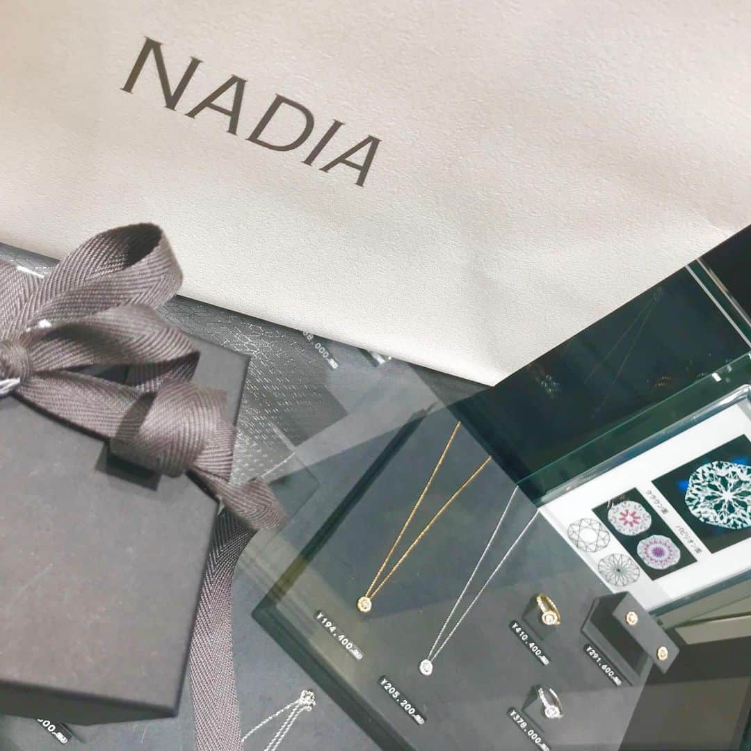 Maison de NADIA （メゾン・ド・ナディア） さんのインスタグラム写真 - (Maison de NADIA （メゾン・ド・ナディア） Instagram)「毎日頑張っている人を輝かせるパートナー、あるいは大切な人への気持ちを込めたプレゼント。 さまざまな役割を果たすため、精緻な技術で生み出されたジュエリーたち。Maison de NADIAは、職人の想いが込められたジュエリーと皆様を繋ぐお手伝いをいたします。 #ginzasix  #maisondenadia  #madeinjapan  #jewelry  #メイドインジャパン #ジュエリー  #パートナー #職人 #サービス #誠実さ #プレゼント #ご褒美 #おもてなし」5月26日 18時35分 - maison_de_nadia