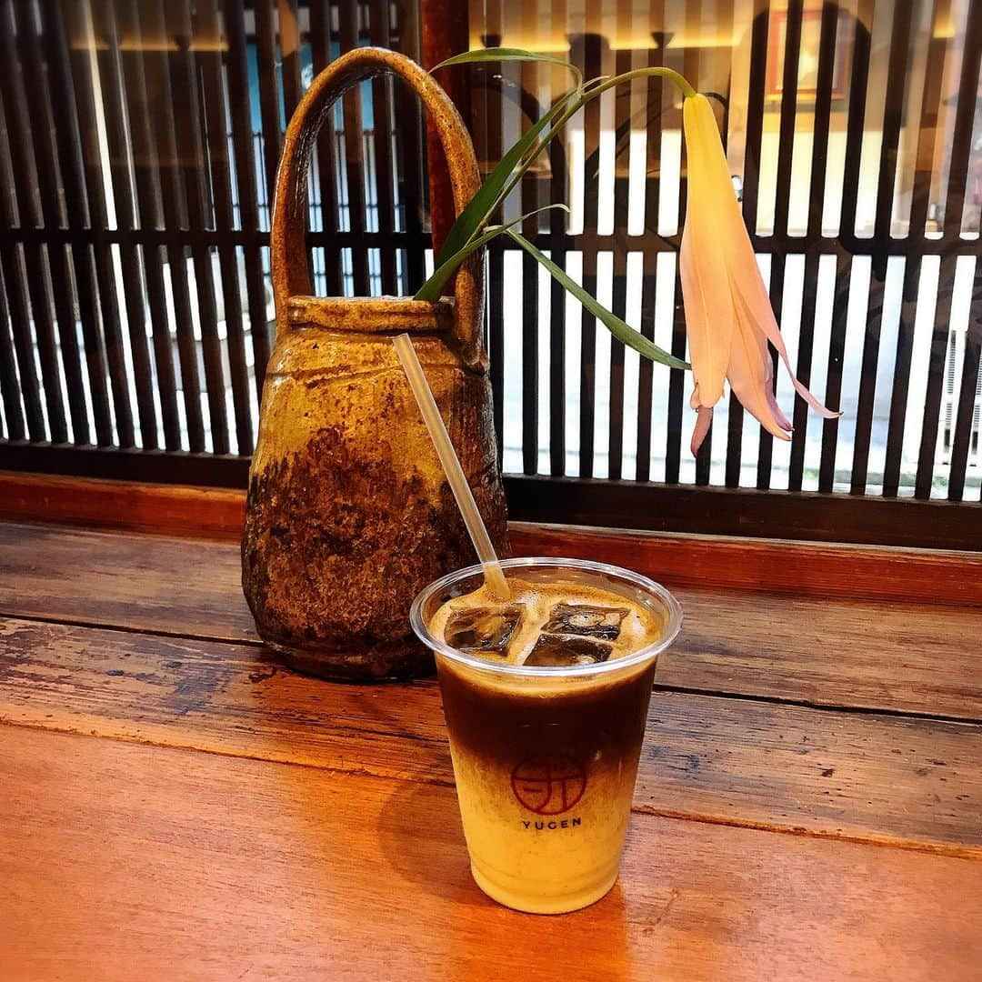 山本ひかるさんのインスタグラム写真 - (山本ひかるInstagram)「おしゃあ～んなほうじ茶ラテ #kyoto#YUGEN#日本茶スタンド#お茶#たててくれるよ#シャカシャカ#🍵」5月26日 18時35分 - hikaru0228yamamoto