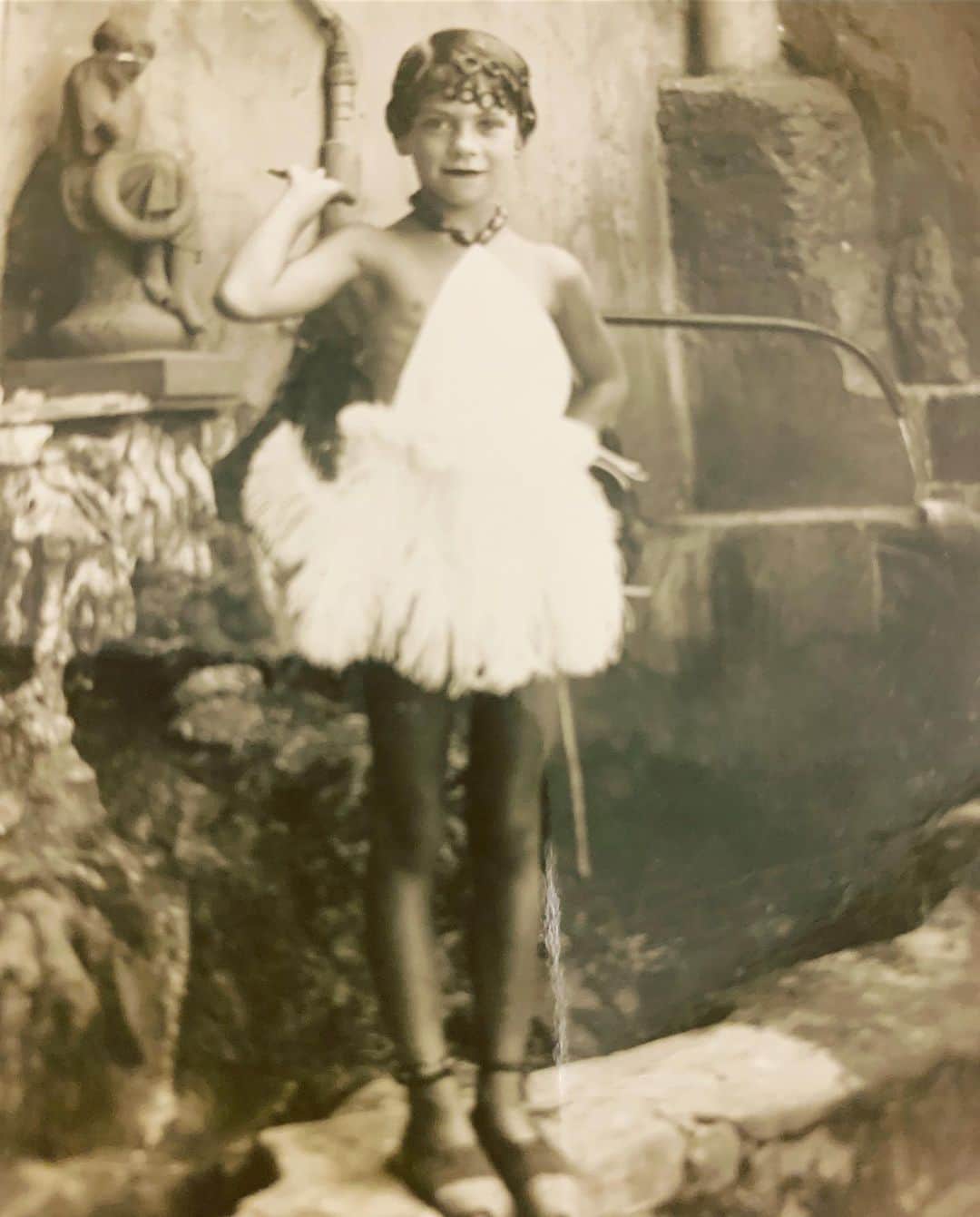 カリーヌ・ロワトフェルドのインスタグラム：「Happy mother day❤️( in France😉) mum as Josephine Baker( costume competition)🔥! Miss you: we just got one and when she is not there anymore you regret not telling her enough: I love you❤️❤️❤️」