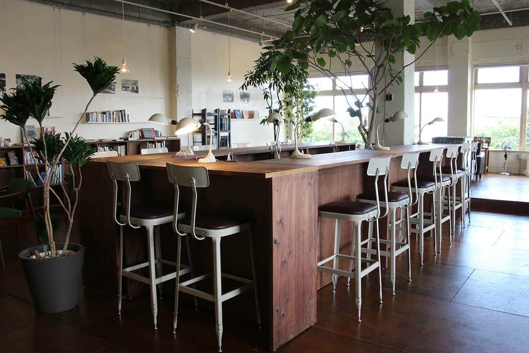 HereNowさんのインスタグラム写真 - (HereNowInstagram)「Operating as an 'Okinawa Culture Diner' through the day, @cafe_unizon becomes an 'Okinawa Culture Bar' from 6pm each night and features a menu that focuses on Okinawan ingredients and recipes. 沖縄のカルチャーと食を発信、深夜まで営業するカフェ Recommended by @kawaguchimiho. . . . #herenowcity #wonderfulplaces #beautifuldestinations #travelholic #travelawesome #traveladdict #igtravel #livefolk #instapassport  #foodie #foodgasm #foodporn #dailyfoodseeker #hypefeast #instafood #footfetishnation #foodfluffer #Okinawa #instajapan #japantour #explorejapan #沖縄 #沖縄観光 #沖縄旅行 #오키나와 #오키나와여행 #일본여행 #日本旅遊  #okinawatravel」5月26日 18時41分 - herenowcity