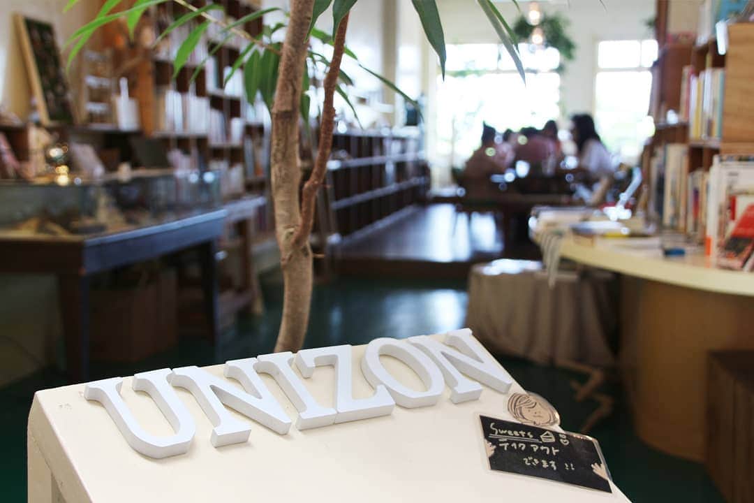 HereNowさんのインスタグラム写真 - (HereNowInstagram)「Operating as an 'Okinawa Culture Diner' through the day, @cafe_unizon becomes an 'Okinawa Culture Bar' from 6pm each night and features a menu that focuses on Okinawan ingredients and recipes. 沖縄のカルチャーと食を発信、深夜まで営業するカフェ Recommended by @kawaguchimiho. . . . #herenowcity #wonderfulplaces #beautifuldestinations #travelholic #travelawesome #traveladdict #igtravel #livefolk #instapassport  #foodie #foodgasm #foodporn #dailyfoodseeker #hypefeast #instafood #footfetishnation #foodfluffer #Okinawa #instajapan #japantour #explorejapan #沖縄 #沖縄観光 #沖縄旅行 #오키나와 #오키나와여행 #일본여행 #日本旅遊  #okinawatravel」5月26日 18時41分 - herenowcity