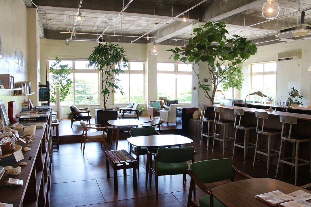 HereNowさんのインスタグラム写真 - (HereNowInstagram)「Operating as an 'Okinawa Culture Diner' through the day, @cafe_unizon becomes an 'Okinawa Culture Bar' from 6pm each night and features a menu that focuses on Okinawan ingredients and recipes. 沖縄のカルチャーと食を発信、深夜まで営業するカフェ Recommended by @kawaguchimiho. . . . #herenowcity #wonderfulplaces #beautifuldestinations #travelholic #travelawesome #traveladdict #igtravel #livefolk #instapassport  #foodie #foodgasm #foodporn #dailyfoodseeker #hypefeast #instafood #footfetishnation #foodfluffer #Okinawa #instajapan #japantour #explorejapan #沖縄 #沖縄観光 #沖縄旅行 #오키나와 #오키나와여행 #일본여행 #日本旅遊  #okinawatravel」5月26日 18時41分 - herenowcity