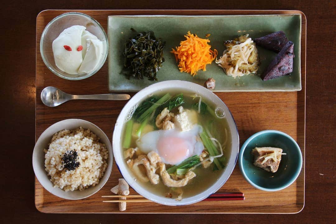 HereNowさんのインスタグラム写真 - (HereNowInstagram)「Operating as an 'Okinawa Culture Diner' through the day, @cafe_unizon becomes an 'Okinawa Culture Bar' from 6pm each night and features a menu that focuses on Okinawan ingredients and recipes. 沖縄のカルチャーと食を発信、深夜まで営業するカフェ Recommended by @kawaguchimiho. . . . #herenowcity #wonderfulplaces #beautifuldestinations #travelholic #travelawesome #traveladdict #igtravel #livefolk #instapassport  #foodie #foodgasm #foodporn #dailyfoodseeker #hypefeast #instafood #footfetishnation #foodfluffer #Okinawa #instajapan #japantour #explorejapan #沖縄 #沖縄観光 #沖縄旅行 #오키나와 #오키나와여행 #일본여행 #日本旅遊  #okinawatravel」5月26日 18時41分 - herenowcity