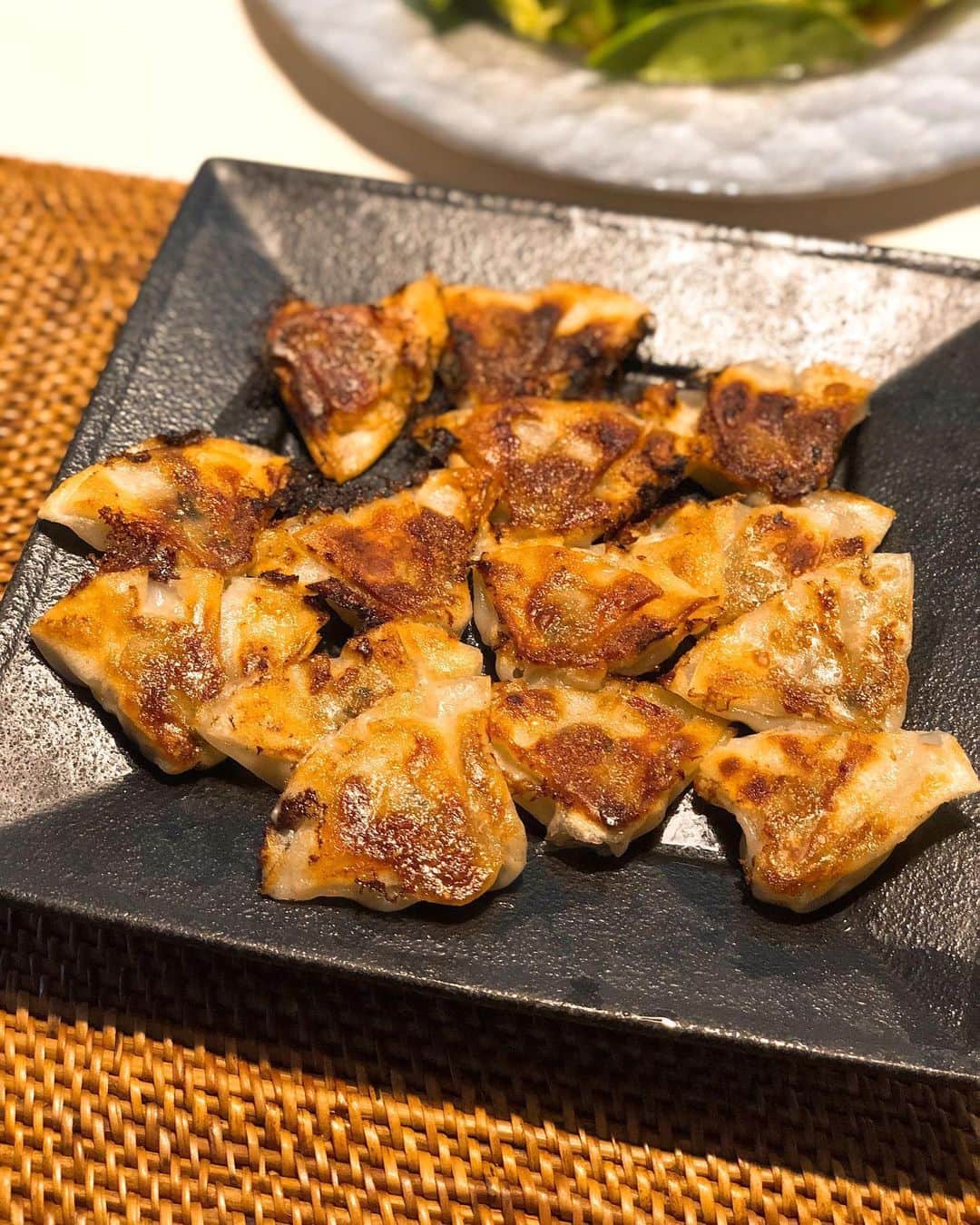 秋山具義さんのインスタグラム写真 - (秋山具義Instagram)「大阪でお土産でよく買ってくる『点天』の餃子。﻿ 最近は、この「ゆず塩餃子」がゆず胡椒がほんのり感じられて、めっちゃ美味しくてお気に入りなんですが、サイトで調べたら、「イタリアン料理人が独自のレシピで作る塩ダレは、塩味の中の旨みと甘みが絶妙なバランス。」と書いてあって、その美味しさの秘密がわかりました〜！﻿ ﻿ #点天 #点天ゆず塩餃子 #大阪土産 #具義餃子2019」5月26日 18時41分 - gugitter