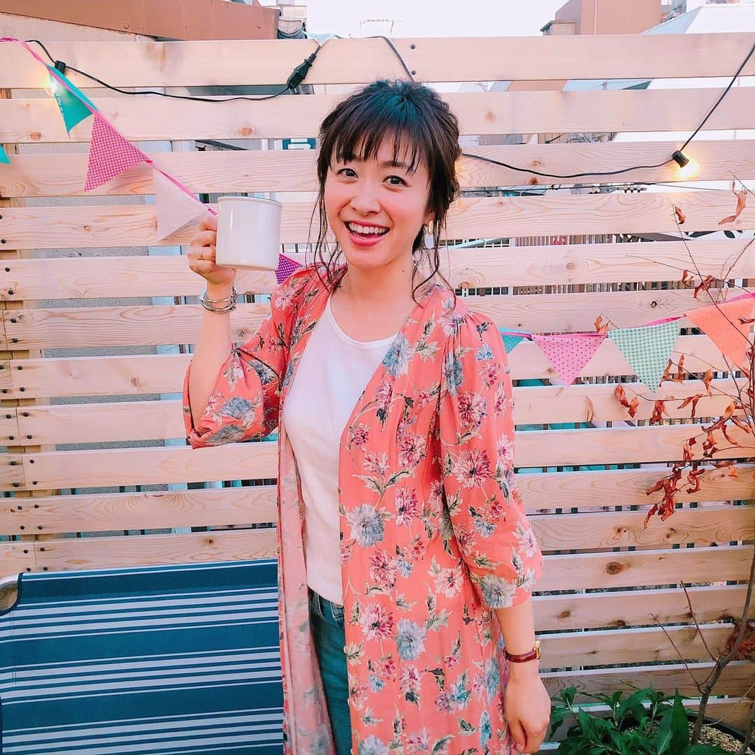 黛英里佳さんのインスタグラム写真 - (黛英里佳Instagram)「本日のイベントも無事終了しました😊 暑い中お越し頂いた皆さま、本当にありがとうございました😆  今日は北海道からお二人の酪農家さんをお迎えして酪農○✖︎クイズ大会を開催🎉  ワインとチーズの試食試飲もお客様に喜んでいただけたようで良かったです😊  最後の写真は昨日のお食事会のときのもの😂  アウトドア風に飾り付けられたおしゃれーなお店でかんぱーい🍻  #牛乳#ミルク#ミルクランド北海道#自由ケ丘#THEJ」5月26日 18時41分 - erikamayuzumi_official