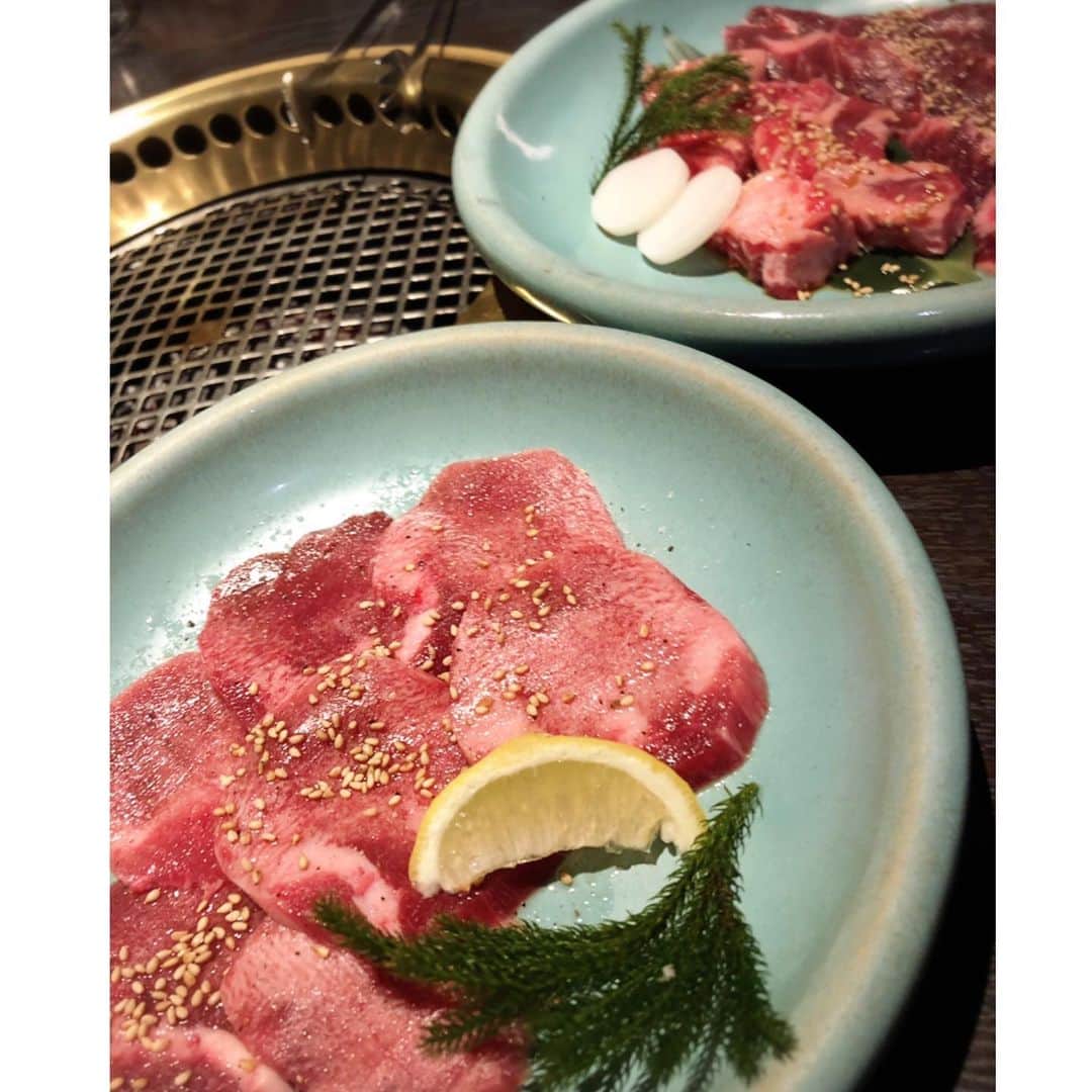 小林真樹子さんのインスタグラム写真 - (小林真樹子Instagram)「次男・寝返り記念日✨ . 2週間経っちゃいましたが ニコニコ次男もついに寝返り成功しました🙌💕 どんどん成長しちゃうな〜😌 . この日は母の日でもあったので お買い物したり、焼肉食べたり また頑張ろうと思える時間を過ごせました。 . 寝返り成功すると毎日ゴロゴロ☺️ よだれもすごいし、そろそろ離乳食スタートさせなければ💦 . #5ヶ月ベビー #寝返り成功 #母の日 #手作りブルーのビーズブレスレット #バルーンとカーネーションもありがとう♡」5月26日 18時44分 - makikokobayashi.n