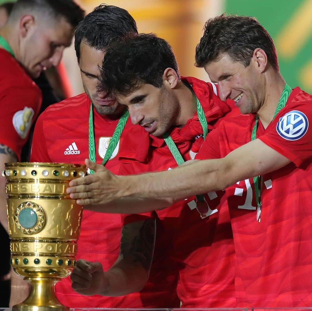 トーマス・ミュラーのインスタグラム：「I ❤️ that 🏆 #miasanpokalsieger #fcbayern #double #esmuellert #miasanmia #thomasmueller」