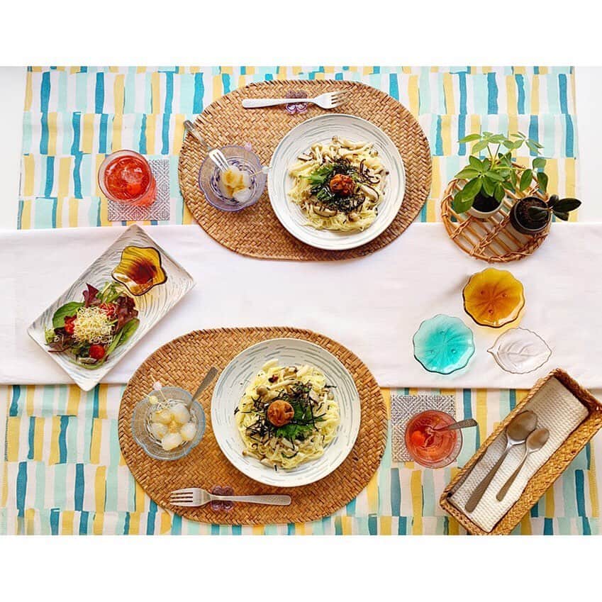 ナチュラルキッチン / ナチュラルキッチン アンドさんのインスタグラム写真 - (ナチュラルキッチン / ナチュラルキッチン アンドInstagram)「. \ 明日は新商品の入荷日 /. . 明日5/27(月)は、6月新商品の入荷日🚚 縞が重なったデザインのマルチクロスをテーブルのアクセントに、お皿をぐるぐる回る縞模様の食器と、食卓できらめく色つきのガラスプレートや、縁に金色が入った小鉢で夏が楽しくなるテーブルコーディネートを✨🌻 . . *和食器平深皿 白波(φ21.5cm) 　300円（税抜き） . *和食器平魚皿 白波(24×14cm) 　300円（税抜き） . *ガラス小鉢霧華（サックスブルー×ブルー）2枚セット 　300円（税抜き） . *ガラスミニプレート水花　（アンバー/ブルーグリーン） 　各100円（税抜き） . *ガラス小鉢葉っぱ　金縁 　100円（税抜き） . *マルチクロス　縞がさね （90×90ｃｍ） 　500円（税抜き） . . (⚠️すべて明日5/27(月)入荷予定) . . . #ナチュラルキッチン  #ナチュラルキッチンアンド  #naturalkitchen」5月26日 18時48分 - naturalkitchen_official