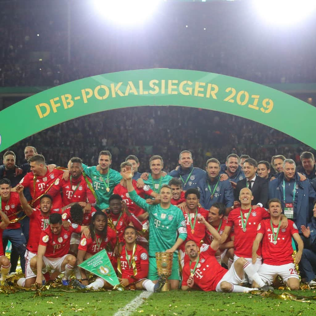 トーマス・ミュラーさんのインスタグラム写真 - (トーマス・ミュラーInstagram)「Double winner 2019: @fcbayern - such a fantastic night in Berlin 👍🏼😀🏆 #miasanmia #esmuellert #miasanpokalsieger #double #fcbayern」5月26日 18時49分 - esmuellert