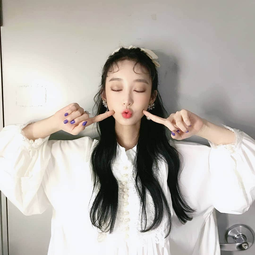 ヘリンさんのインスタグラム写真 - (ヘリンInstagram)「#인기가요 완료♡😘」5月26日 18時49分 - hyeliniseo