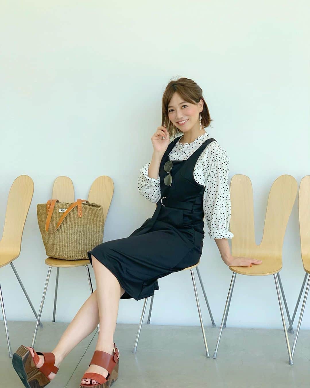 のインスタグラム：「おはよん✨💕 . 今朝も金沢編🙆‍♀️ 金沢21世紀美術館へ😳 . インスタ映えと話題のラビットチェアで写真を📸💕 . コーデもちょっとレトロにしてみました💕 . dress... #17kg #イチナナキログラム  shoes... #celine #セリーヌ bag... #ronherman #ロンハーマン . ほんと近未来を感じる展示物がとっても遠くて楽しかったなぁ〜☺️ めちゃはしゃいじゃった😂💕 . 今日もステキな一日を〜💕✨ . #金沢 #金沢旅行 #金沢観光 #21世紀美術館 #ラビットチェア #インスタ映え #コーデ #コーディネート #coordinate #kanazawa #レトロコーデ #レトロ #韓国ファッション #koreanfashion #여행스타그램 #여행 #팔로미 #팔로우미 #롯데월드타워 #韓国 #korea #ファッション」