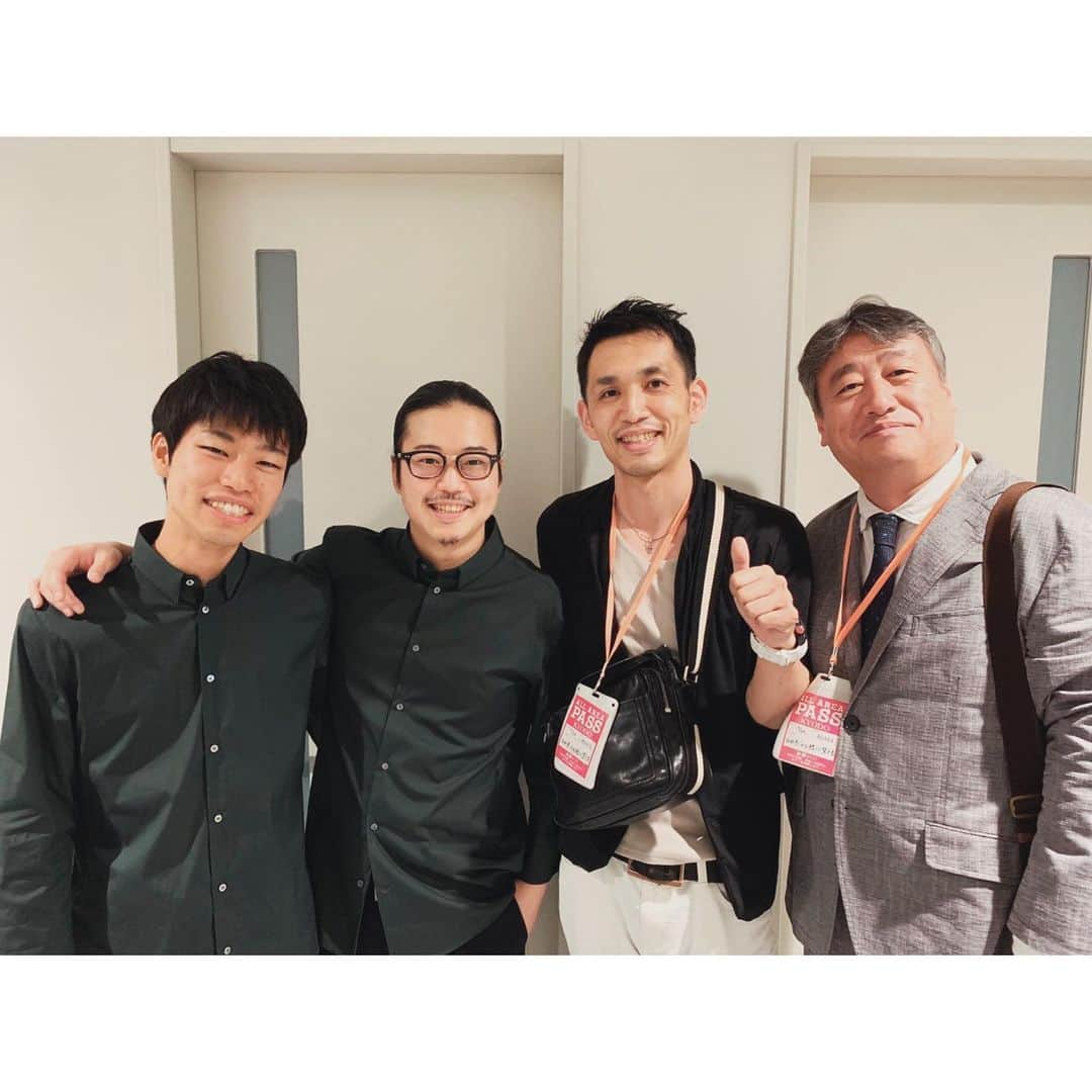 反田恭平さんのインスタグラム写真 - (反田恭平Instagram)「実は昨日の大阪公演には、大阪で生放送終えたばかりの武井壮さんが聴きに駆け付けて下さいました！！遠い所からでも、御忙しくても、自分の専門分野でも無いクラシックのコンサートにでも、即答で「いくぞ！」と言って下さる武井さん。 本当にカッコいいです… そして先日の怒涛のラフマニノフ/第3番協奏曲ツアーでお世話になった、日本センチュリー交響楽団楽団長とステマネ(の兄貴)さんも応援に来て下さいました🕺🔥 では、ポーランドへ帰ります！！ もう2年目が修了してしまう…早すぎる… それから7月上旬には超超超重大発表があるので 楽しみにしていて下さい！！！！！ 取り組みたかったプロジェクトが遂に始動です！！！！🔥🔥🔥🔥✨✨✨ #武井壮 さん#日本センチュリー交響楽団  #クラシック#コンサート#ピアノ#ピアニスト #務川慧悟#反田恭平」5月26日 9時56分 - kyoheisorita