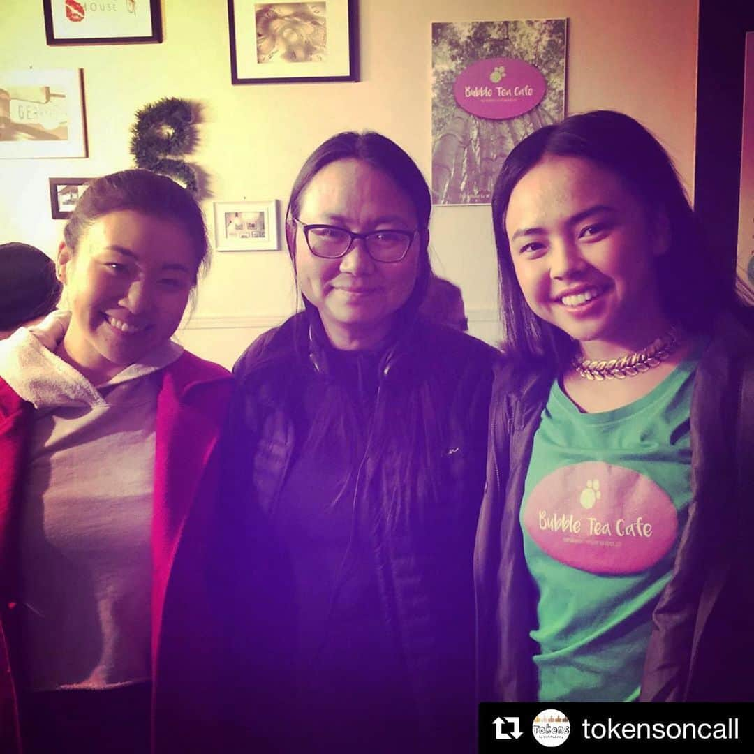 スコット・ローウェルさんのインスタグラム写真 - (スコット・ローウェルInstagram)「That lady in the middle? That’s my friend @worldwidewinnie! I met her almost 19 years ago on my first day of filming #QAF. She was our script supervisor and became one of our most important & belovéd family members instantly! Now, she’s all grown up and has written & directed her own series called @tokensoncall! I just finished watching it on the YouTube and I am absolutely busting with pride!! Please check it out and support crazily talented creators like Winnie!! The world needs more from her! #Repost @tokensoncall ・・・ Bubble Tea besties with our director @worldwidewinnie」5月26日 9時57分 - scolo222