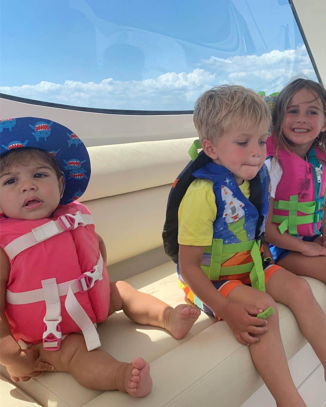 Jessie Jamesさんのインスタグラム写真 - (Jessie JamesInstagram)「These babies had a fun day in the sun and are now wiped out! #imonaboat #beachbabes (vivs old pink love vest, Forrest rocks it)」5月26日 10時00分 - jessiejamesdecker