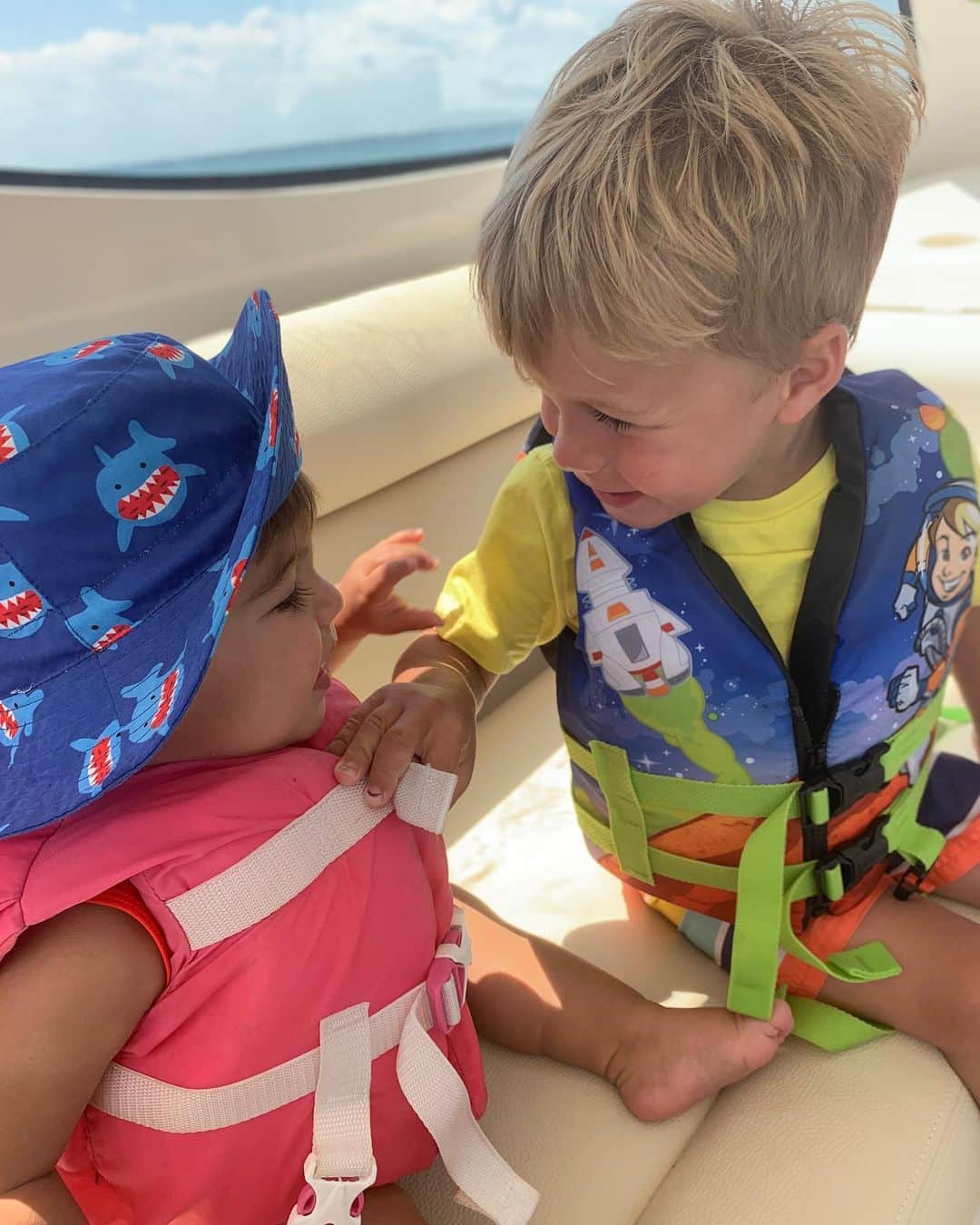 Jessie Jamesさんのインスタグラム写真 - (Jessie JamesInstagram)「These babies had a fun day in the sun and are now wiped out! #imonaboat #beachbabes (vivs old pink love vest, Forrest rocks it)」5月26日 10時00分 - jessiejamesdecker