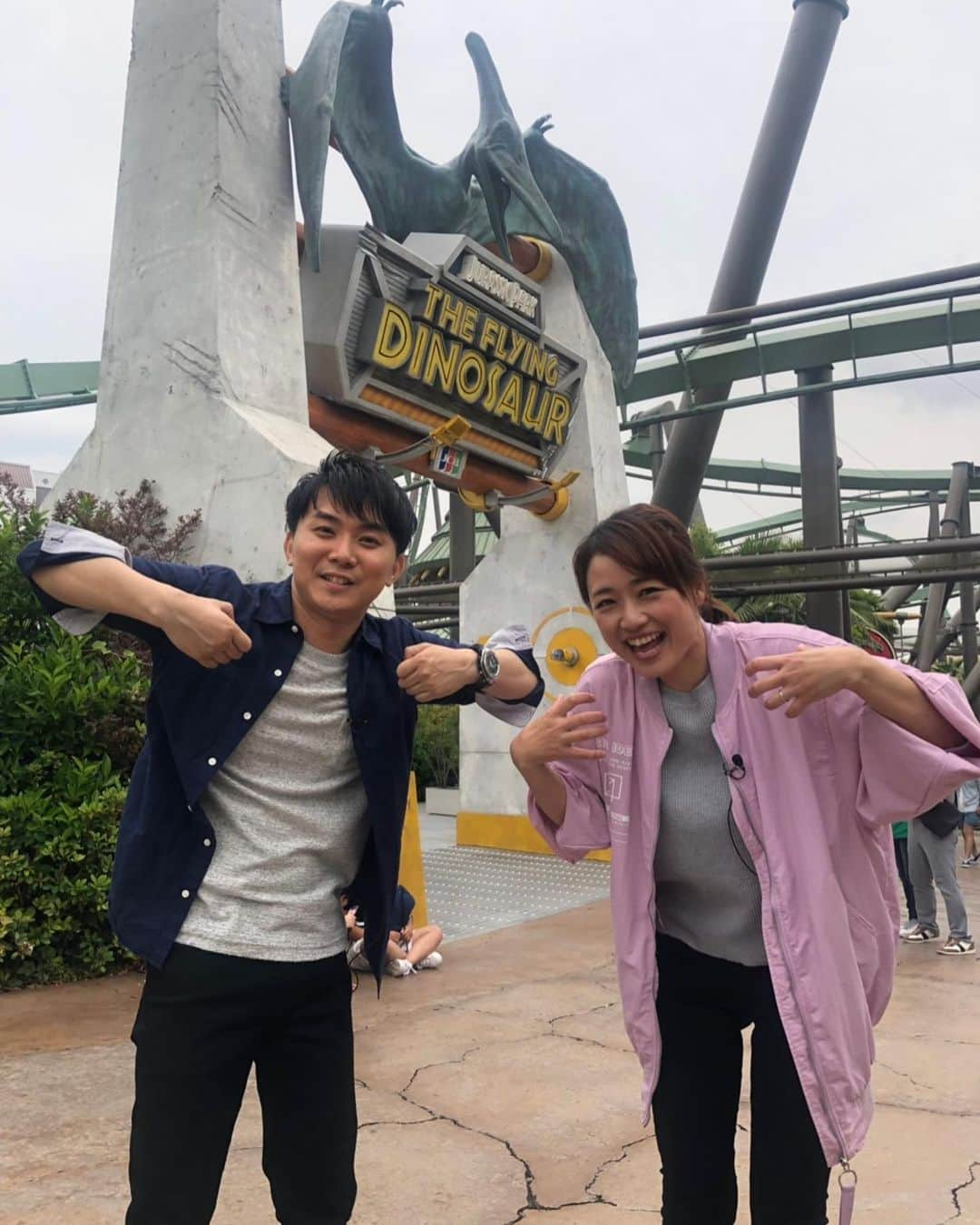 彼方茜香さんのインスタグラム写真 - (彼方茜香Instagram)「USJ♥ 大阪ほんわかテレビでユニバの裏側潜入ロケ行った時に撮った写真♪ #山本隆弥 アナウンサーと #フライングダイナソー を乗るシーンを撮るため、1番ドキドキする頂上向かう時に、下で待ち構えるカメラに手を降って下さい！と。 終わって写真撮ってたら、「もう1回お願いしまーす」って（笑） 年パス持ちの私も知らなかったあれこれがこれを見れば知れちゃいますよ！ 6月7日(金)19:00〜放送予定です♪ #ほんわかテレビ #読売テレビ #彼方茜香 #ユニバ好きすぎる #お昼休憩で食べたスイーツ #ミニオンズのシュークリームの味 #パイナップルって言ってた山本アナ #バナナ味ですよーって #突っ込まれてました #その他もろもろ楽しすぎた」5月26日 10時04分 - serikaochikata