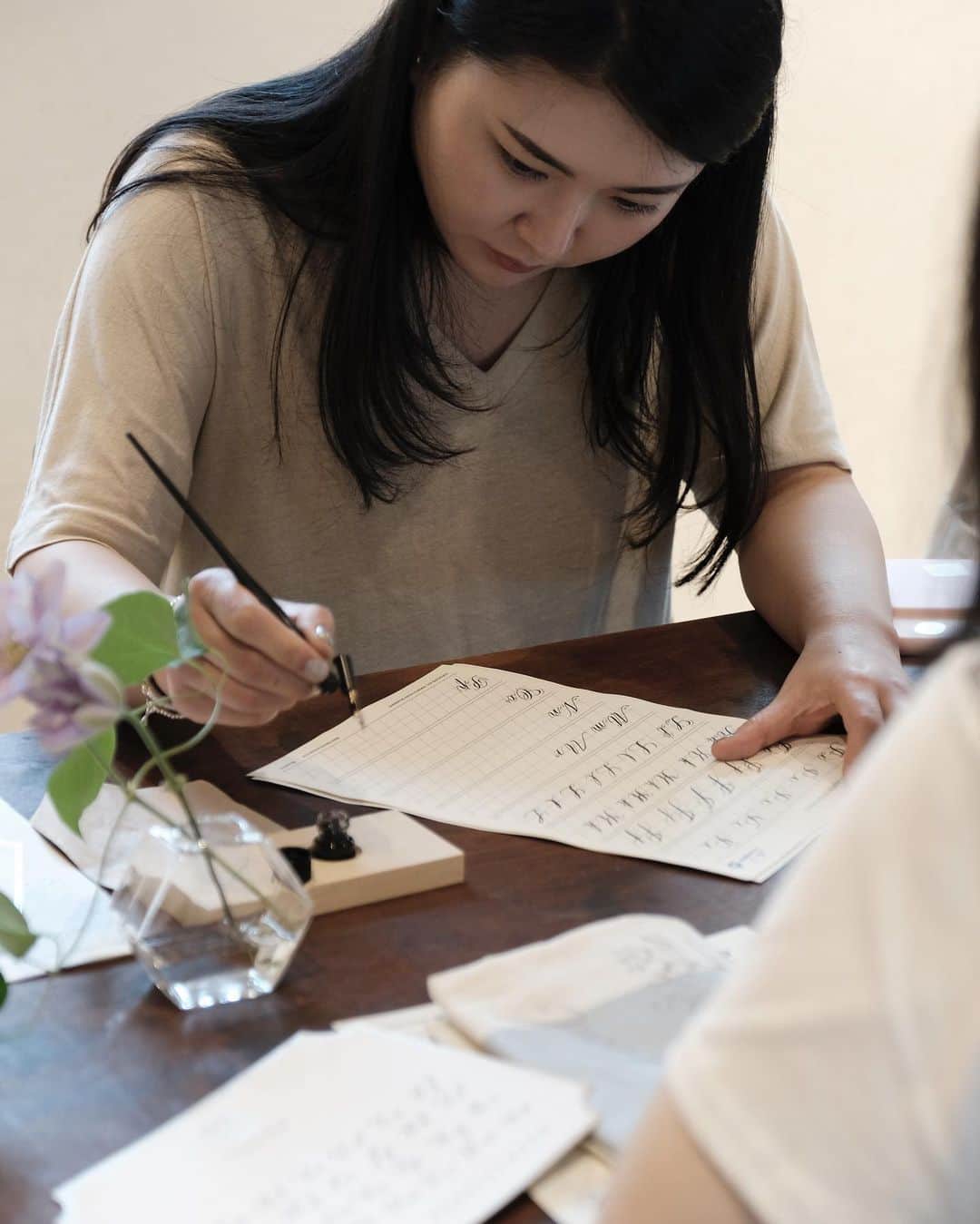 Veronica Halimさんのインスタグラム写真 - (Veronica HalimInstagram)「The beginning, a collaboration workshop with @atelier.magnifique  This workshop is about the etheral gifts, good wishes, hopes and dreams through calligraphy and flowers in connection to tradition. It was such a fun day doing things that we both love the most in a new place and meeting so many new friends. — #truffypi #vhcalligraphy #calligraphyworkshop #현대서예 #カリグラフィー #モダンカリグラフィー #カリグラフィースタイリング #seoulworkshops #seoul #creativeworlshop #calligraphystyling #koreaworkshop #truffypiinseoul #truffypiinkorea #vhkoreaworkshop #작업장 #모던캘리그라피 #캘리그라피」5月26日 10時04分 - truffypi