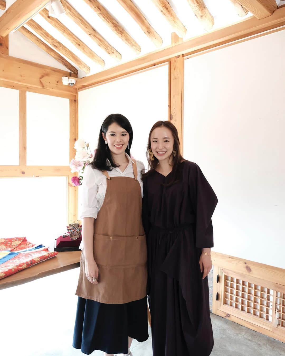 Veronica Halimさんのインスタグラム写真 - (Veronica HalimInstagram)「The beginning, a collaboration workshop with @atelier.magnifique  This workshop is about the etheral gifts, good wishes, hopes and dreams through calligraphy and flowers in connection to tradition. It was such a fun day doing things that we both love the most in a new place and meeting so many new friends. — #truffypi #vhcalligraphy #calligraphyworkshop #현대서예 #カリグラフィー #モダンカリグラフィー #カリグラフィースタイリング #seoulworkshops #seoul #creativeworlshop #calligraphystyling #koreaworkshop #truffypiinseoul #truffypiinkorea #vhkoreaworkshop #작업장 #모던캘리그라피 #캘리그라피」5月26日 10時04分 - truffypi