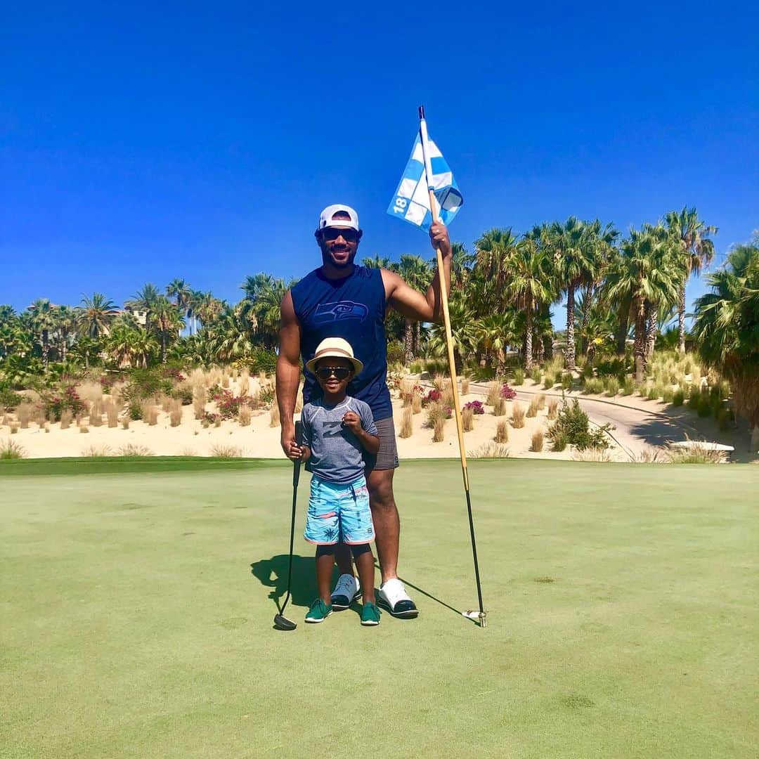 ラッセル・ウィルソンのインスタグラム：「Birdies & Floaties 🏌🏾‍♂️🏖 Saturday’s are for the boys!!!」