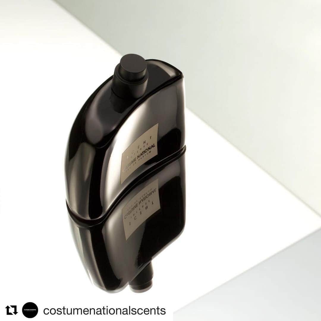 コスチュームナショナルのインスタグラム