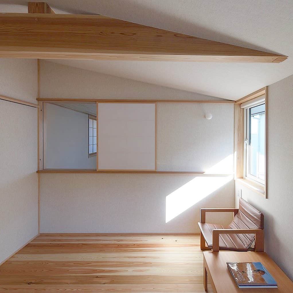 シーエッチ建築工房 さんのインスタグラム写真 - (シーエッチ建築工房 Instagram)「⠀⠀⠀⠀⠀⠀⠀⠀⠀⠀⠀⠀⠀⠀ 吹き抜けにつながる2階 ⠀⠀ ⠀⠀⠀⠀⠀⠀⠀⠀⠀⠀⠀⠀⠀⠀ 障子を開ければ・・・ ⠀ ⠀⠀⠀⠀⠀⠀⠀⠀⠀⠀⠀⠀⠀ ⠀⠀⠀⠀⠀⠀⠀⠀⠀⠀⠀⠀⠀⠀ 1階の家族とおしゃべり♪ 「今日のご飯は何かな？」 ⠀⠀⠀⠀⠀⠀⠀⠀⠀⠀⠀⠀⠀⠀ ⠀⠀⠀⠀⠀⠀⠀⠀⠀⠀⠀⠀⠀⠀ ──────────── 株式会社シーエッチ建築工房 兵庫県宝塚市仁川台76番地 0798-52-8863 https://www.ch-wood.co.jp ──────────── more Photo➭➭ @ch_kenchiku ⠀⠀⠀⠀⠀⠀⠀⠀⠀⠀⠀⠀⠀⠀ ⠀⠀⠀⠀⠀⠀⠀⠀⠀⠀⠀⠀⠀⠀ #シーエッチ建築工房 #木の家 #注文住宅 #新築 #一戸建て #家づくり #住まい #暮らし #日々のこと #マイホーム #マイホーム計画 #マイホーム記録 #インテリア #好きなもの #たからづかな生活 #ときめく日々がたからもの宝塚 #兵庫 #宝塚市 #工務店 #建築士 #自然素材 #国産材 #暮らしを楽しむ  #自然と暮らす #ウッドデッキ #耐震性 #2019年  #土間 #明石」5月26日 10時10分 - ch_kenchiku