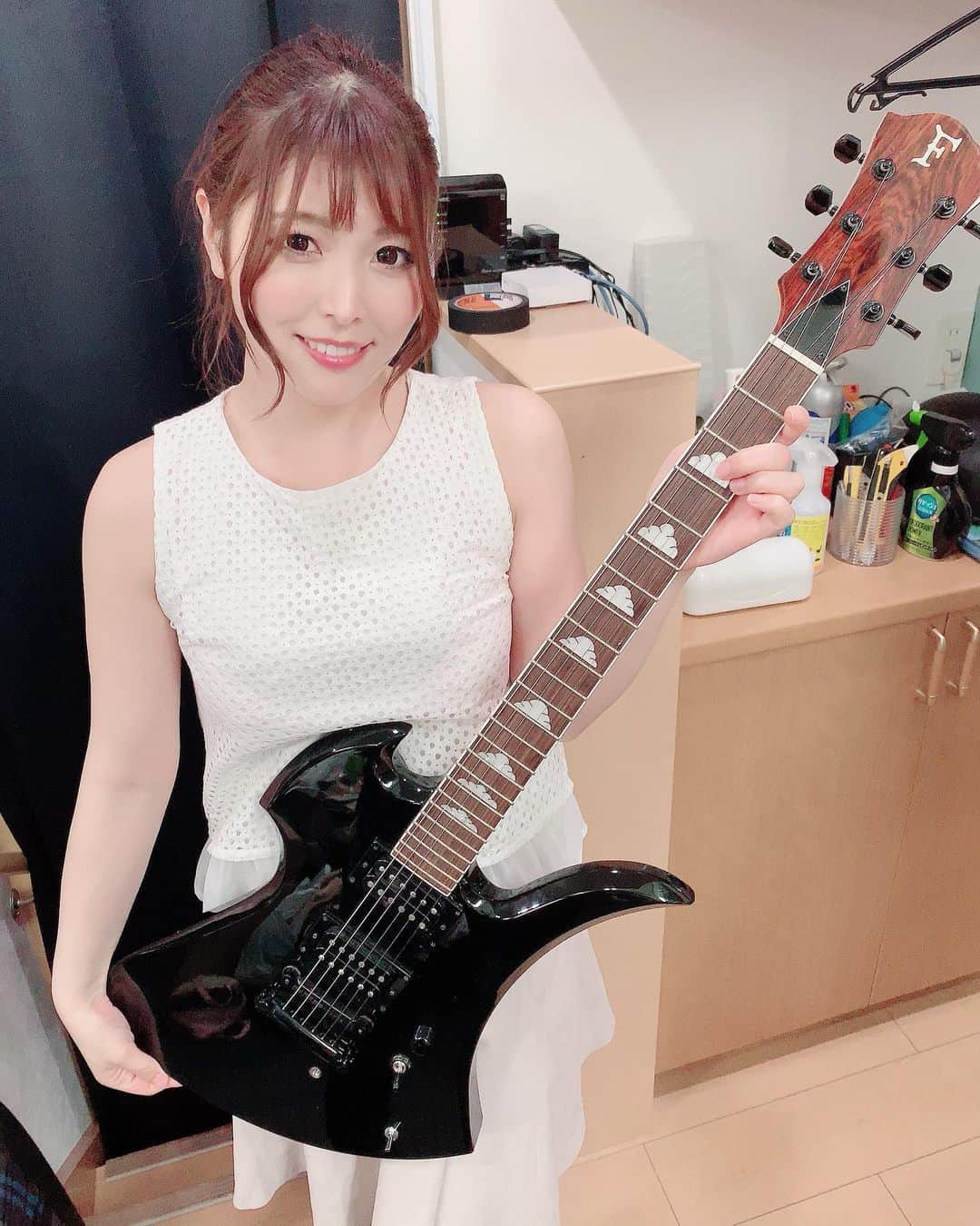 新村あかりのインスタグラム：「あ！載せ忘れ💦 先日の撮影のときのです！ カッコイイギター持たせてもらいました☺️💕 #hide」