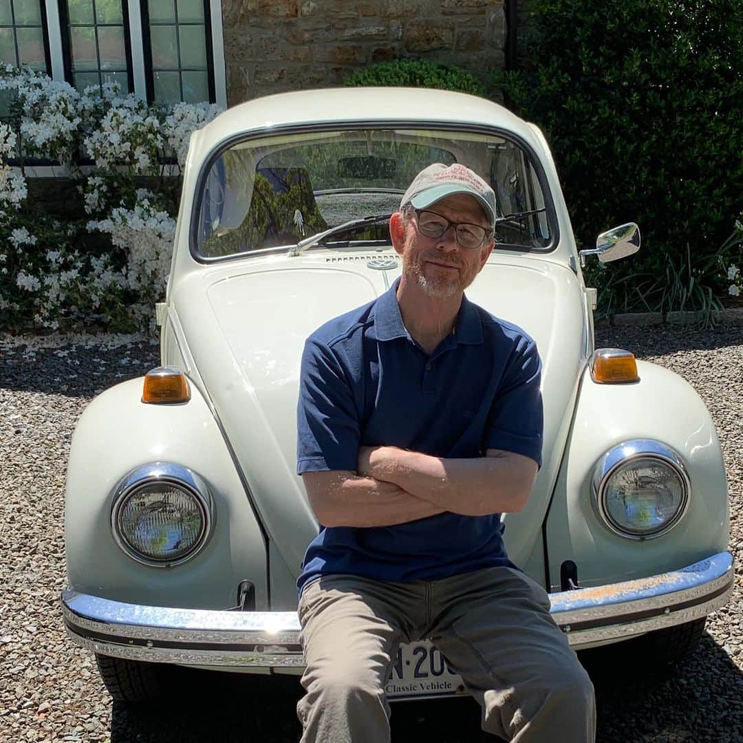 ロン・ハワードさんのインスタグラム写真 - (ロン・ハワードInstagram)「best weekend to take a spin in my old #VWBug circa 1970. Yep, my first car stayed in the family all these years. #memorialdayweekend」5月26日 10時12分 - realronhoward