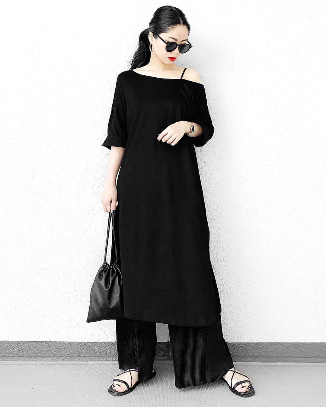 lve_xxxxのインスタグラム：「.﻿ .﻿ ALL BLACK﻿ ﻿ 暑くなると黒づくめにしたくなる。﻿ 汗染み気にならないいやん？﻿ ﻿ #汗塩🧂恐怖事件なるけどな 爆﻿ ﻿ ﻿ 大好物🤤のゆるゆるワンピ﻿ こちらも LVEU. の新作です🖤﻿ @lveu.official ﻿ ﻿ ワンショル でゆるゆる﻿ 私の好きが詰まっておる😭🖤﻿ ﻿ 身長163㌢でバランス的に﻿ ボトムと合わせた方が良かったので﻿ プリーツパンツと合わせました。﻿ ﻿ 個人的にはこの着丈感だと﻿ レイヤードが好き🙆‍♀️✧﻿ ﻿ ウエストマークの紐付なので﻿ 縛ってブラウジングしても良きです👍﻿ ﻿ こちらは、今月末に発売予定なので﻿ 是非チェック✔︎してみてくださいー🤗﻿ ﻿ これは、ほんとにお気に入り🖤﻿ ﻿ bottom以外は﻿ @lveu.official アイテムとります🛒﻿ ﻿ さて…灼熱のコンクリートジャングルに﻿ 繰り出すか🥵🔥🔥🔥﻿ ﻿ ﻿ －－－－－－－－－－－－－－－－－－﻿﻿﻿﻿﻿﻿﻿﻿﻿﻿﻿﻿﻿﻿﻿﻿﻿﻿﻿ ﻿﻿﻿﻿﻿﻿﻿﻿﻿﻿﻿﻿﻿﻿﻿﻿﻿﻿﻿ item詳細(ブランド・サイズ等)に﻿﻿﻿ 関しましては﻿﻿﻿﻿﻿﻿﻿﻿﻿﻿﻿【WEAR】を﻿﻿﻿ ご参照くださいませ🙇‍♀️♡﻿﻿﻿﻿﻿﻿﻿﻿﻿﻿﻿﻿﻿﻿ ﻿﻿﻿ WEAR ： lvexxxx ﻿ ﻿﻿﻿ －－－－－－－－－－－－－－－－－－﻿﻿﻿ ﻿﻿」