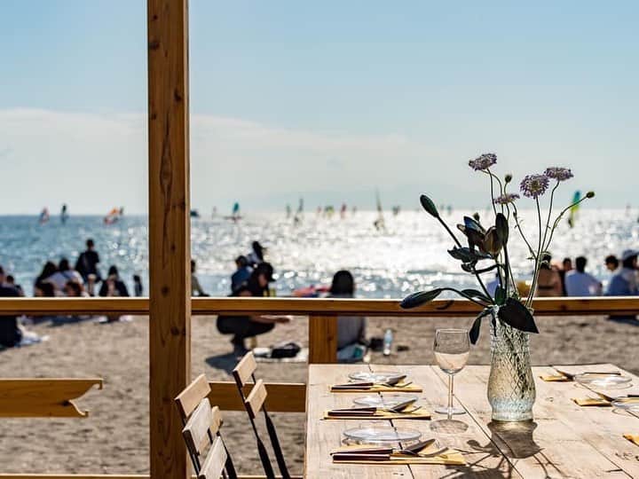 瀬畑茉有子さんのインスタグラム写真 - (瀬畑茉有子Instagram)「こんなに晴れた日は 外でご飯食べたくなるねぇ🥰 . . 写真は先日の逗子海岸映画祭10周年で徳島の食材を使って2日間限りの海の上レストランの様子🌅 .  ピニョン @pignontokyo  のコースを友人と共に最高のロケーションで頂けてこの上ない幸せでした🥰💓 . いろんな人のいろんな想いがのったこの瞬間この時にだけの空間😌 . 徳島の新鮮な食材とみんなの愛が詰まった海の上レストランは沢山の来てくれた人達を幸せにしてくれました☺️🌈 .  Photo by @takeph  Thank you 💫 . . #sundaymood #sea #zushibeachfilmfestival #deili #awafood #tokushima #徳島 #阿波ふうど #pignon #pignontokyo #ピニョン #bbq #sun #海の上のレストラン #tbt #family #naturephotography #love #healtyfood #tokyorestaurant #tokushimarestaurant #逗子海岸映画祭 #阿波牛」5月26日 10時18分 - sehatamayuko